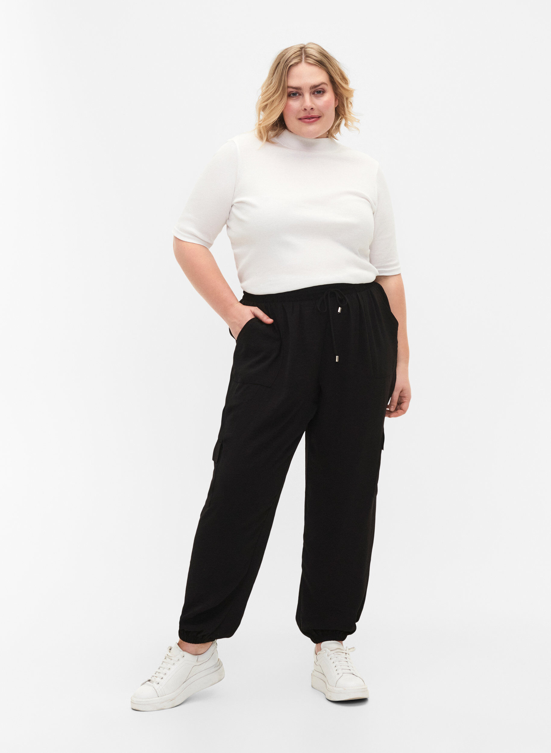 Zizzi Pantalon uni avec grandes poches, Black, Model image number 0