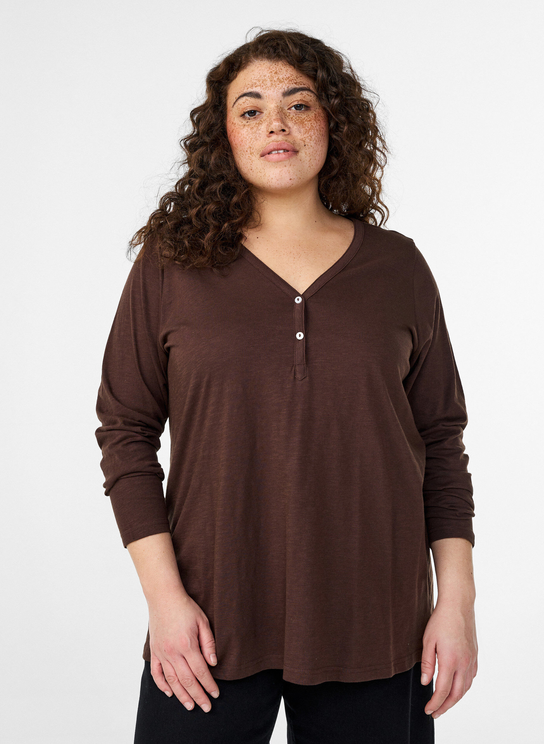T-shirt &agrave; manches longues avec col V et boutons, Marron, Model