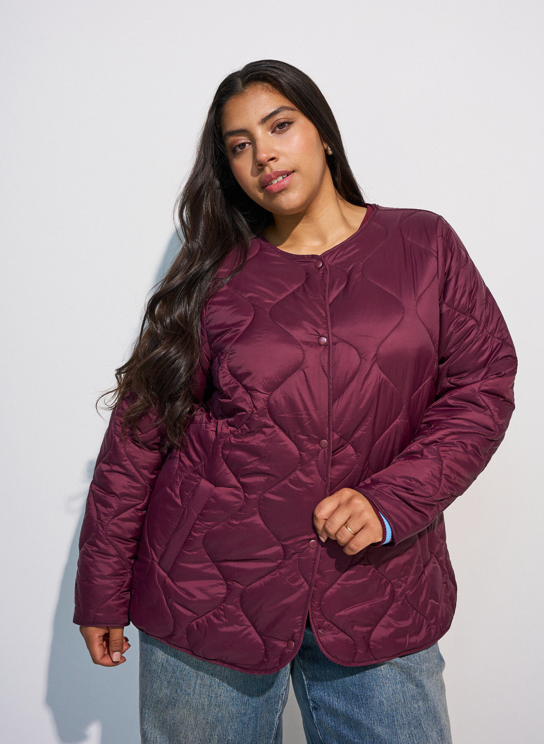 Veste matelass&eacute;e avec boutons-pression et col rond, Bordeaux fonc&eacute;, Model