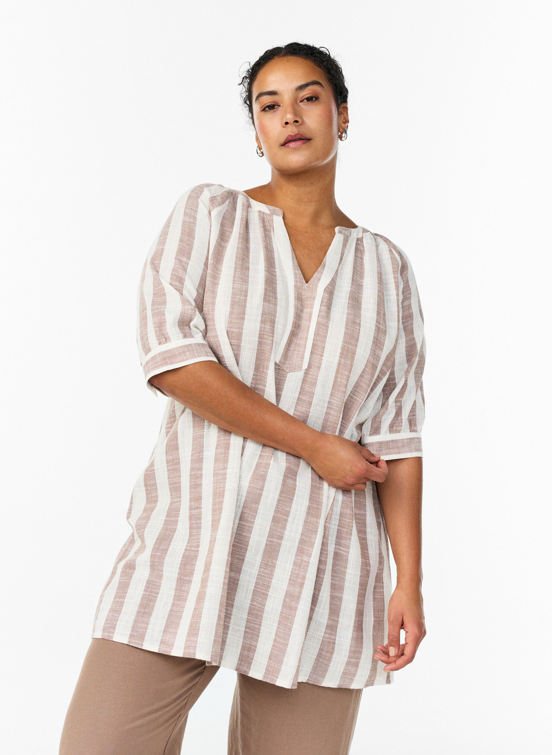 Zizzi Tunique en coton avec un col en V, Beige, Model image number 0