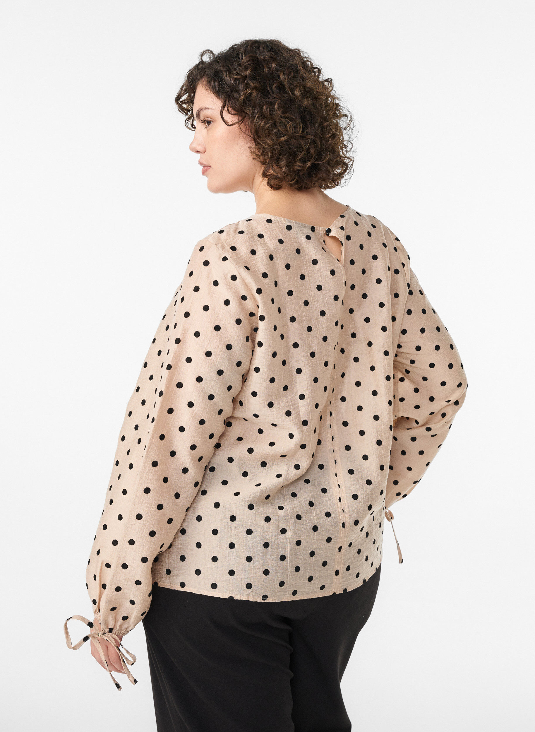 Zizzi Blouse &agrave; pois et d&eacute;tails &agrave; nouer, Beige, Model image number 2