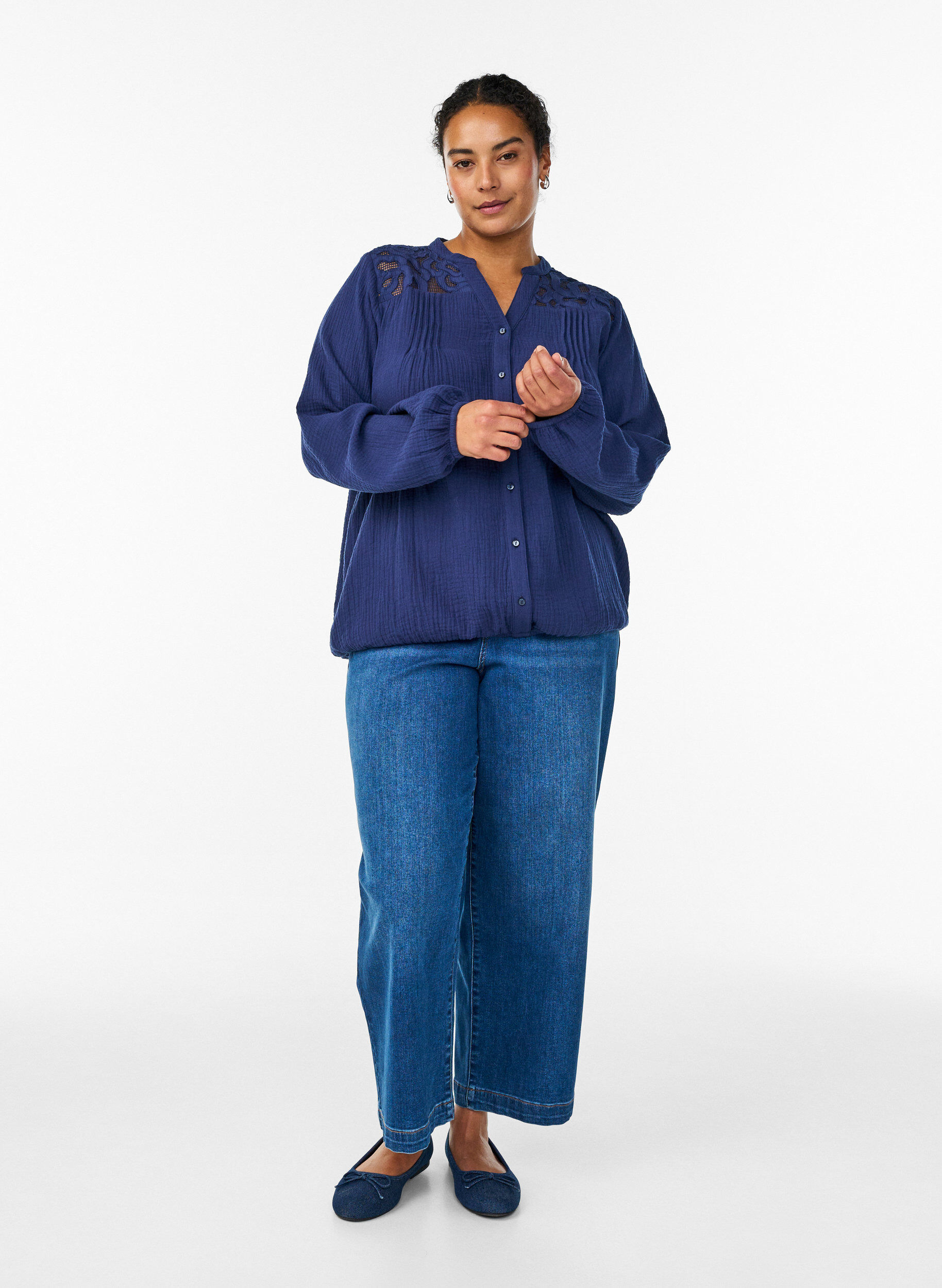 Zizzi Blouse en mousseline de coton avec d&eacute;tails brod&eacute;s, Bleu, Model image number 1