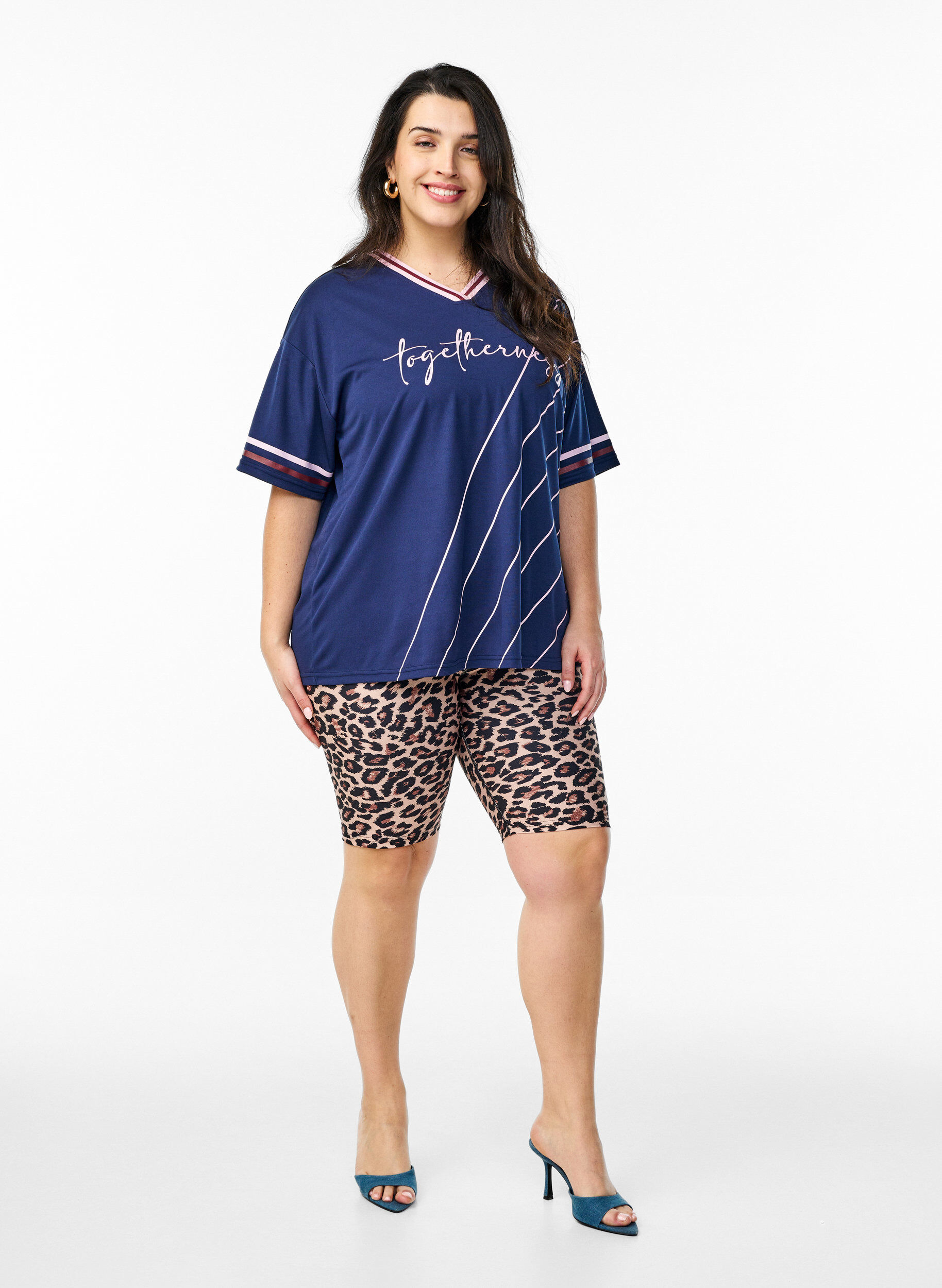 Zizzi Short ajust&eacute; avec poches lat&eacute;rales, Marron, Model image number 1