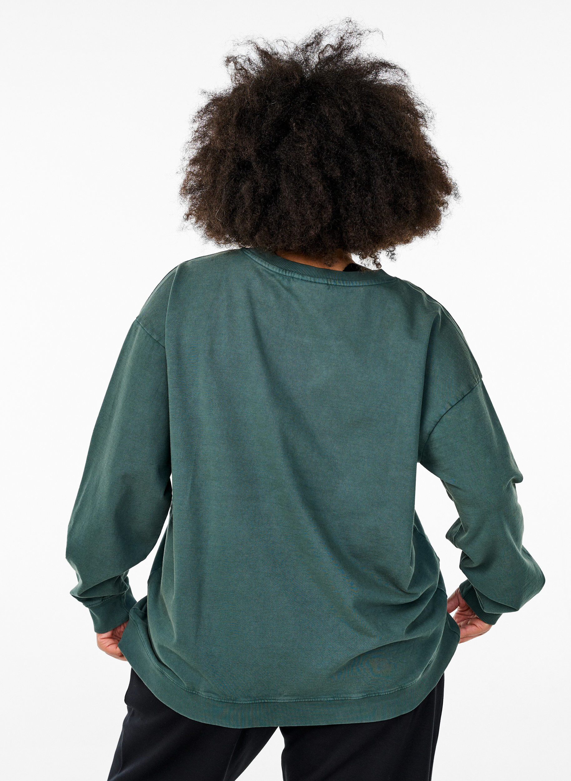Zizzi Sweat-shirt ample &agrave; l'aspect d&eacute;lav&eacute;, Vert fonc&eacute;, Model image number 2
