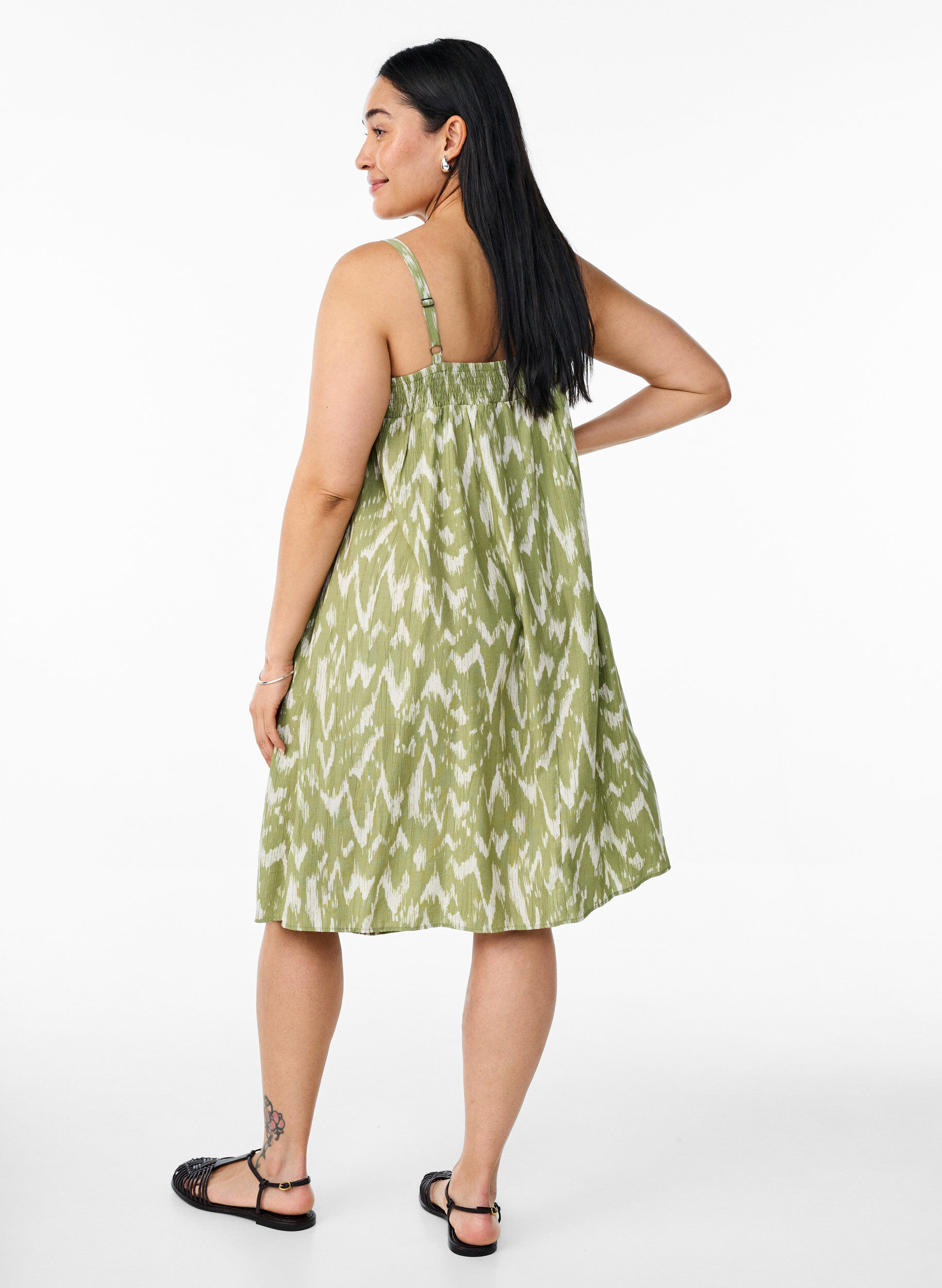 Zizzi Robe courte en viscose avec bretelles spaghetti, Vert, Model image number 1