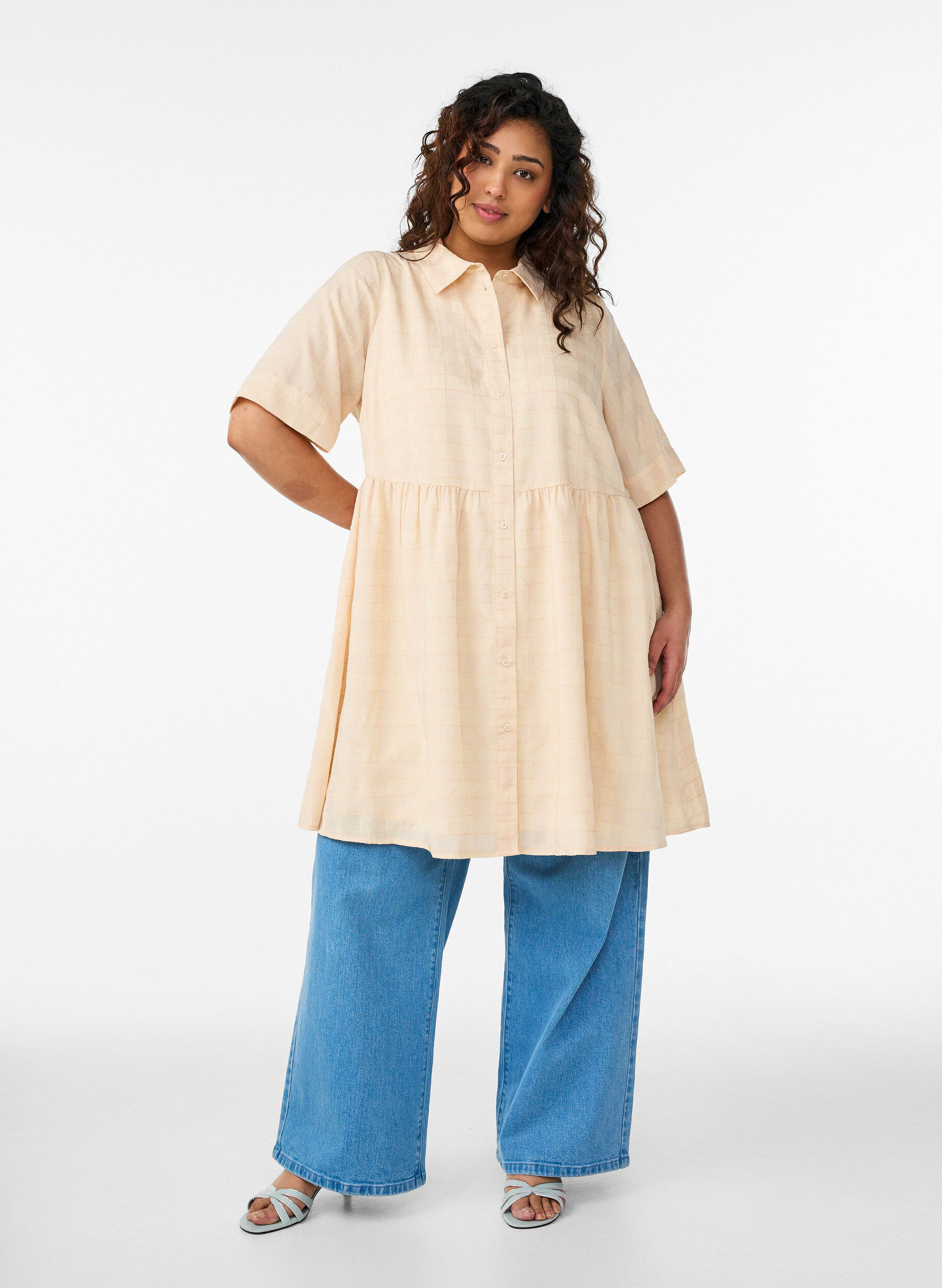 Zizzi Robe chemise courte &agrave; texture &agrave; carreaux et manches 1/2, Jaune clair, Model image number 1