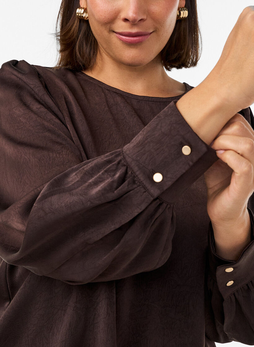 Blouse aspect satin&eacute; avec coupe ballon, Marron, Model image number 3