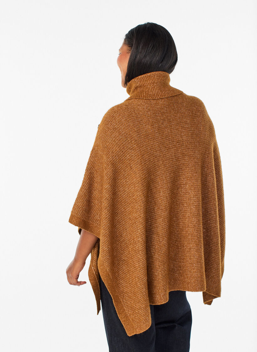 Poncho à col roulé avec détail boutonné, Marron, Model image number 2