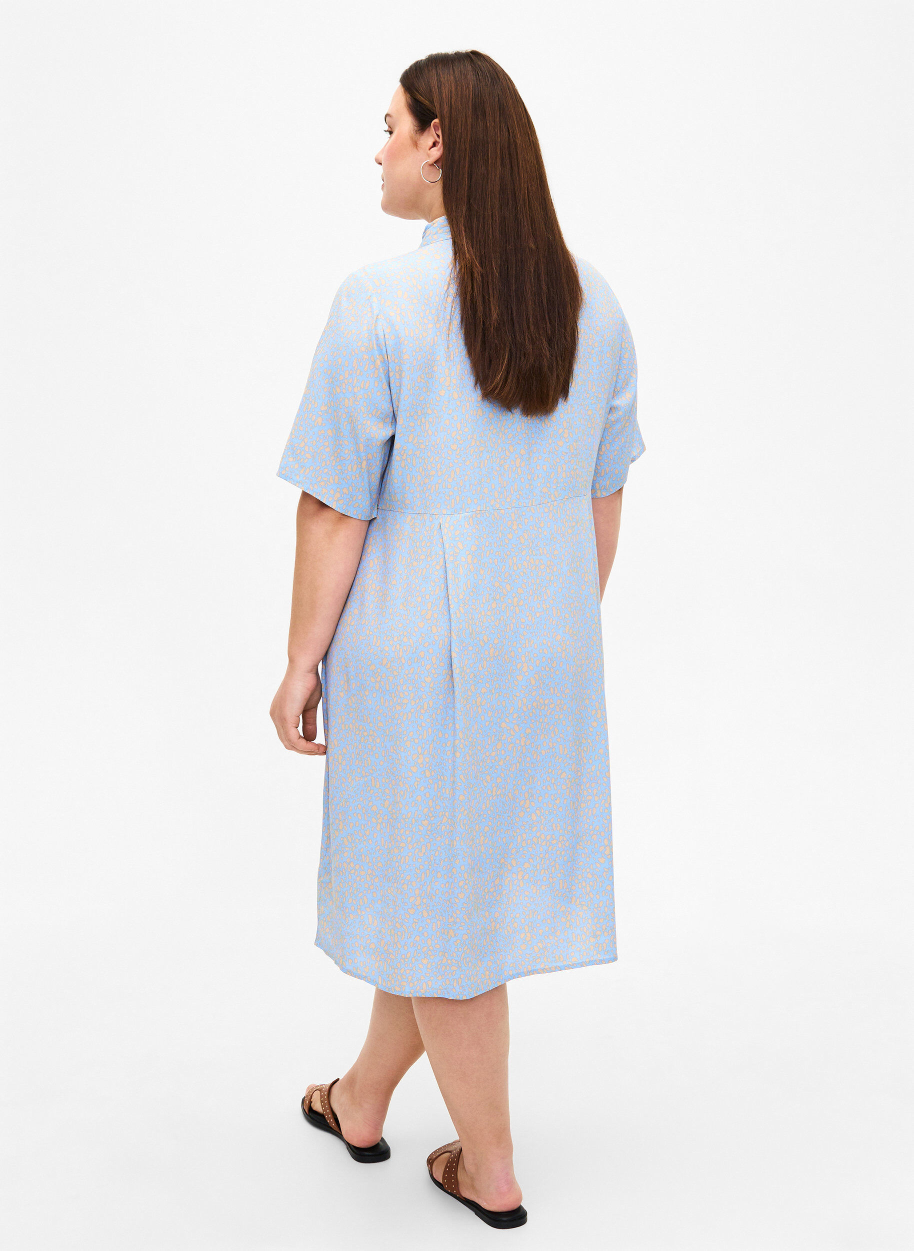 Zizzi Robe chemise en viscose avec imprim&eacute;, Small Dot AOP, Model image number 1