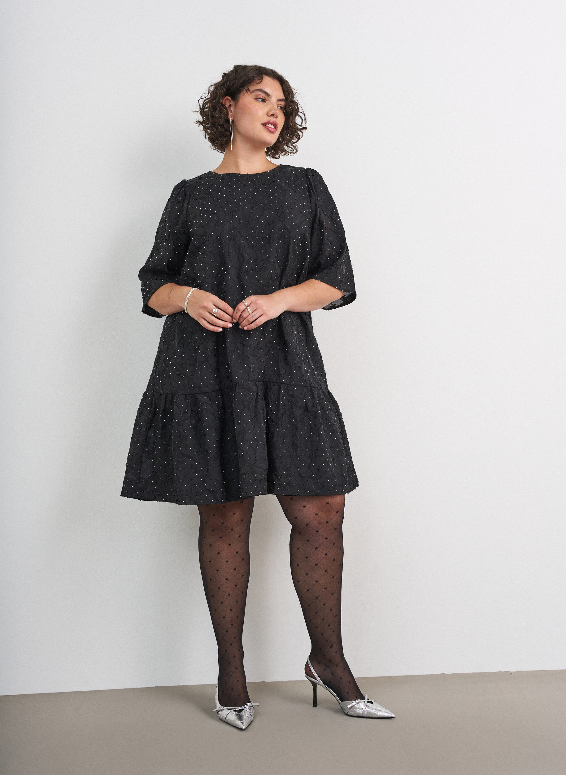 ZizziRobe jacquard avec des d&eacute;tails scintillants et des manches bouffantes, Noir, Model image number 1