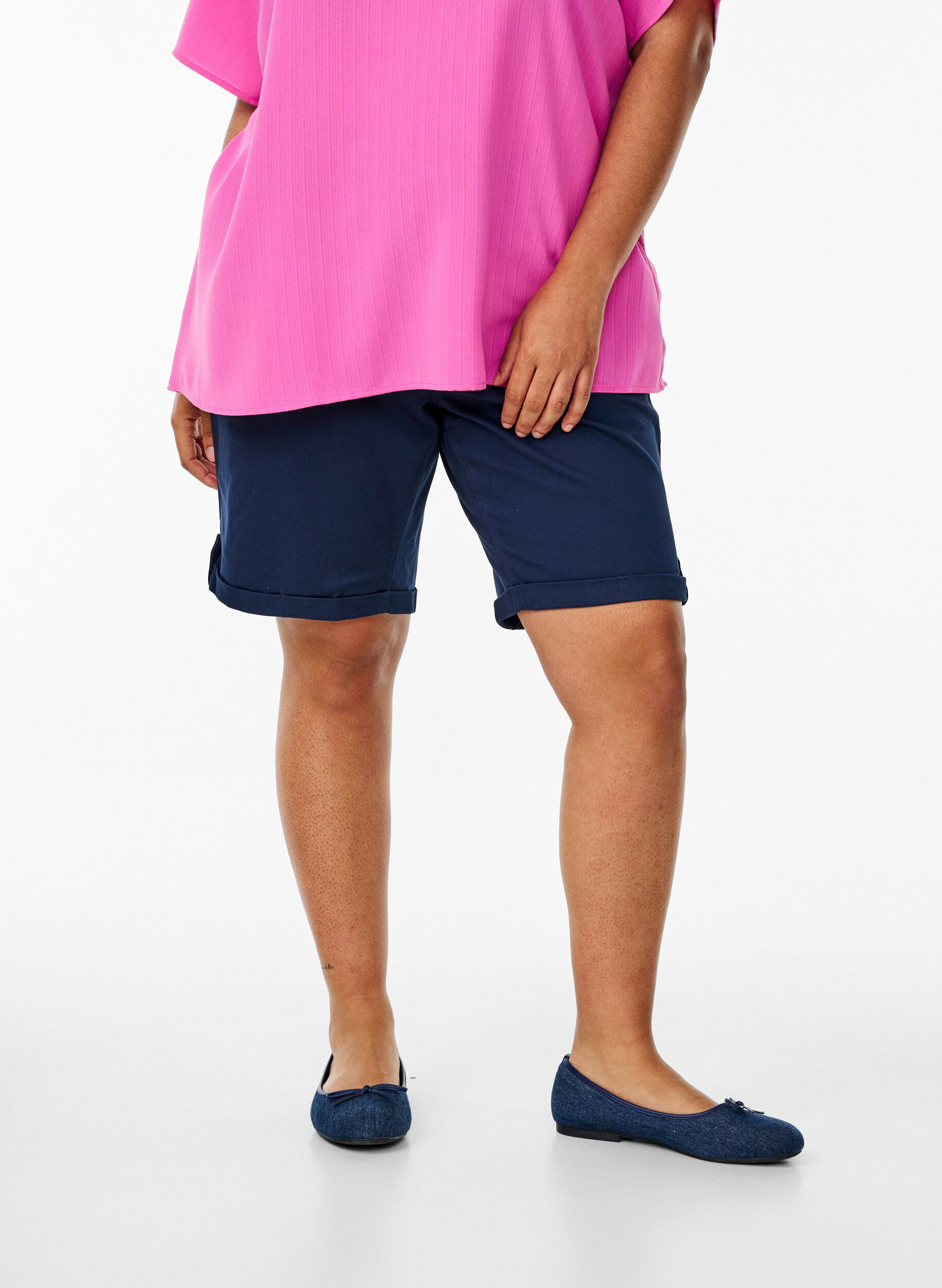 Zizzi Short chino avec poches, Bleu, Model image number 3