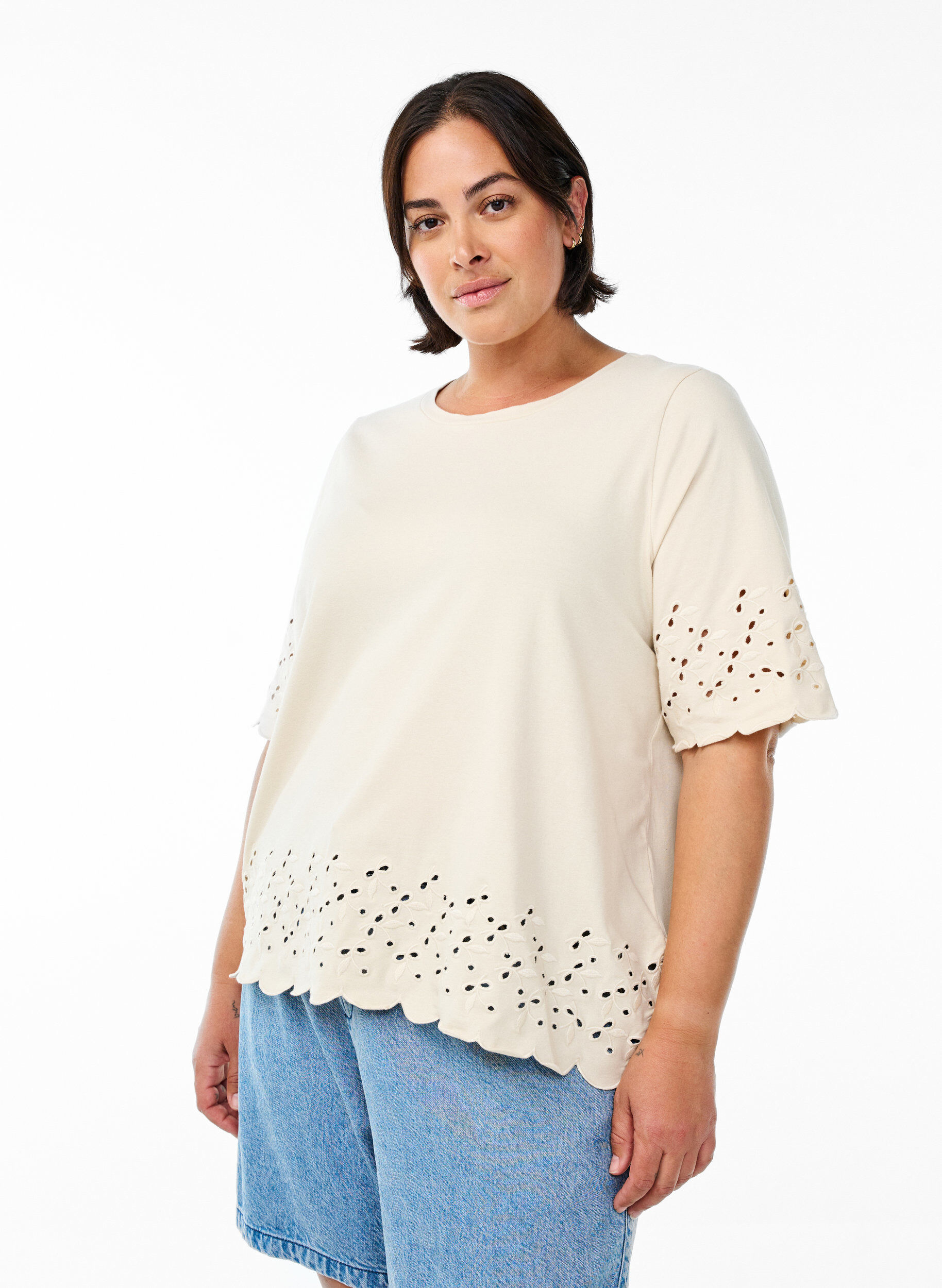 T-shirt avec broderie anglaise et bords &eacute;chancr&eacute;s, Beige, Model