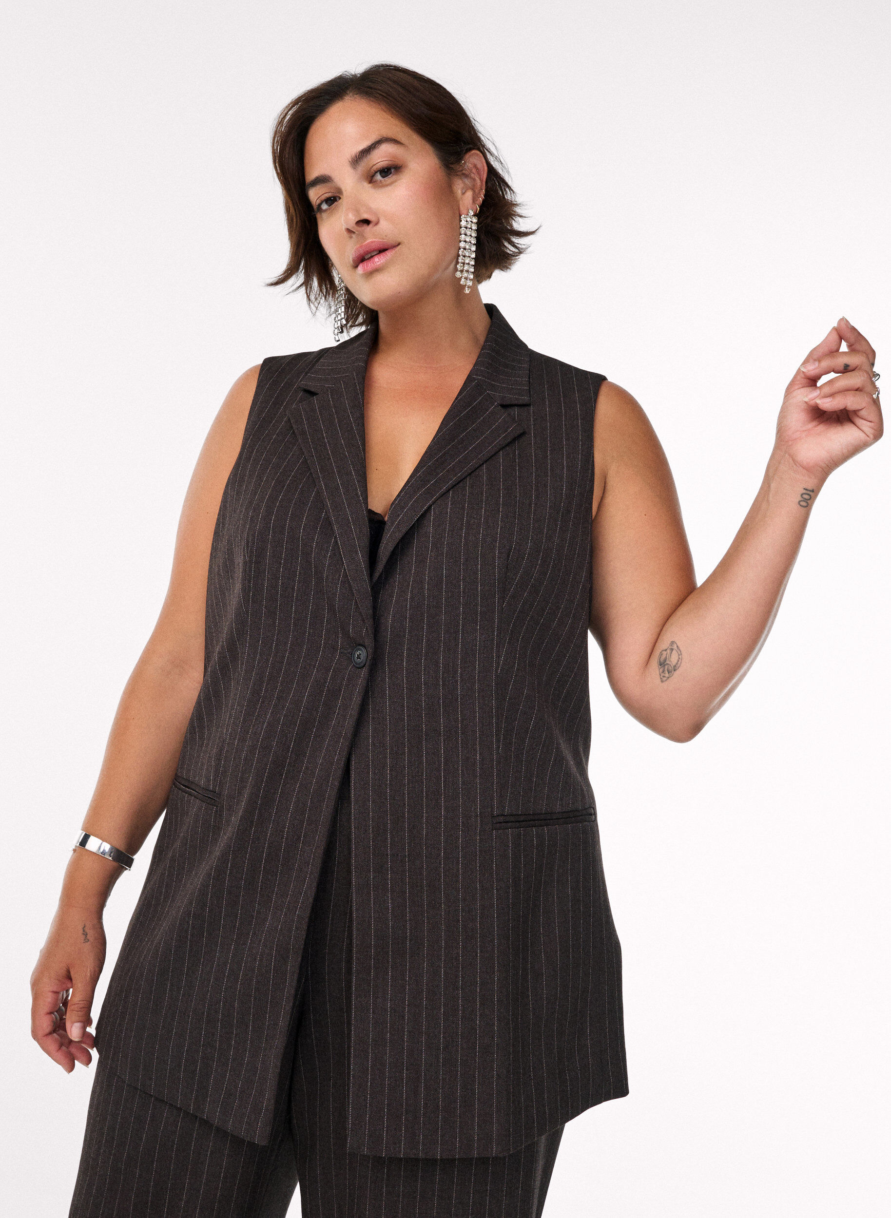 Zizzi Gilet &agrave; fines rayures avec revers, Marron, Model image number 3