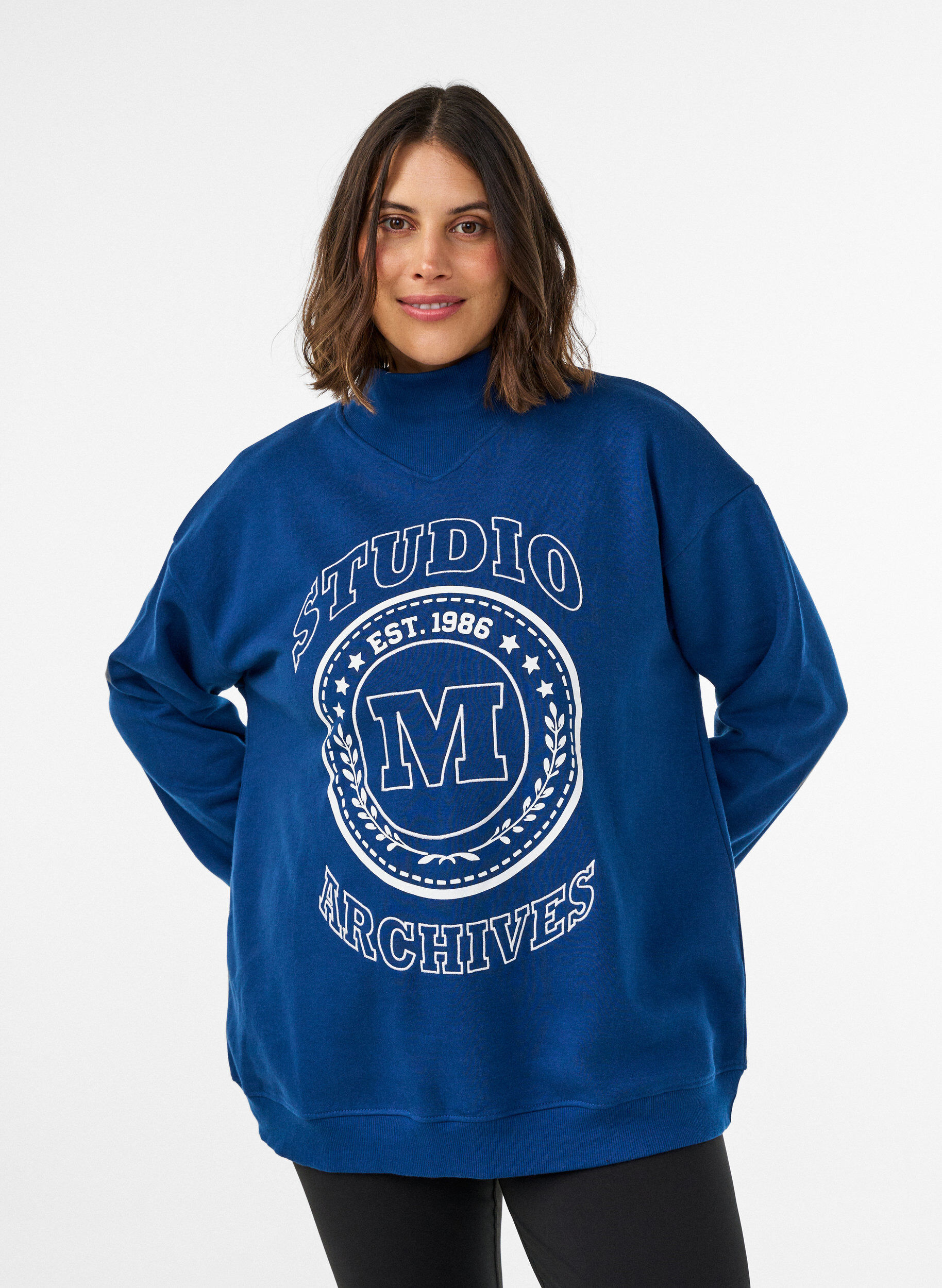 Sweat-shirt avec col montant et motif sportif sur le devant, Bleu, Model