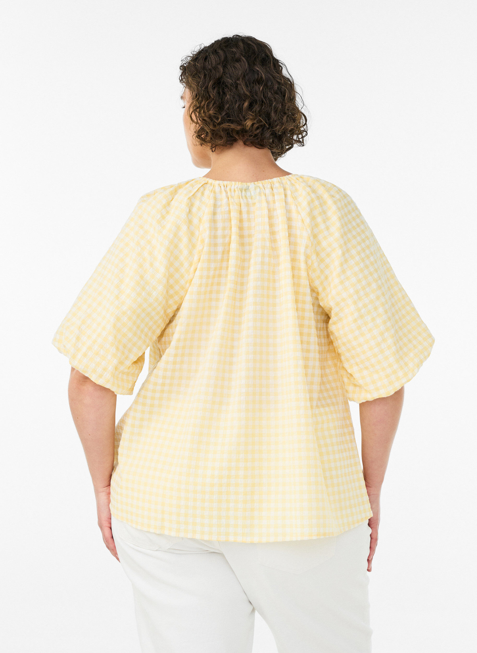 ZizziBlouse &agrave; petits carreaux avec une encolure &eacute;lastiqu&eacute;e et des manches coude, Jaune clair, Model image number 2