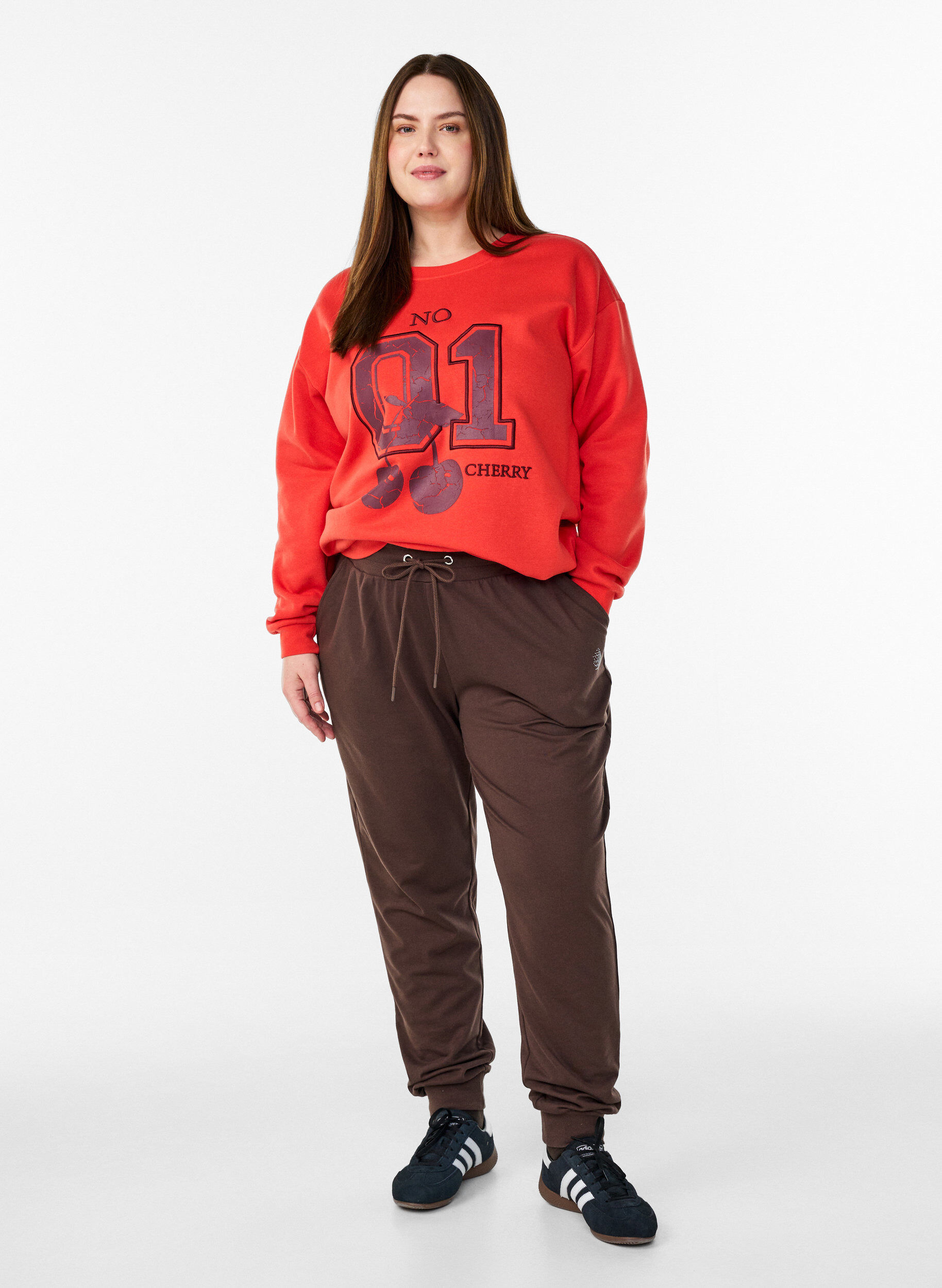 Zizzi Sweatshirt avec motif &agrave; l'avant, Rouge, Model image number 1
