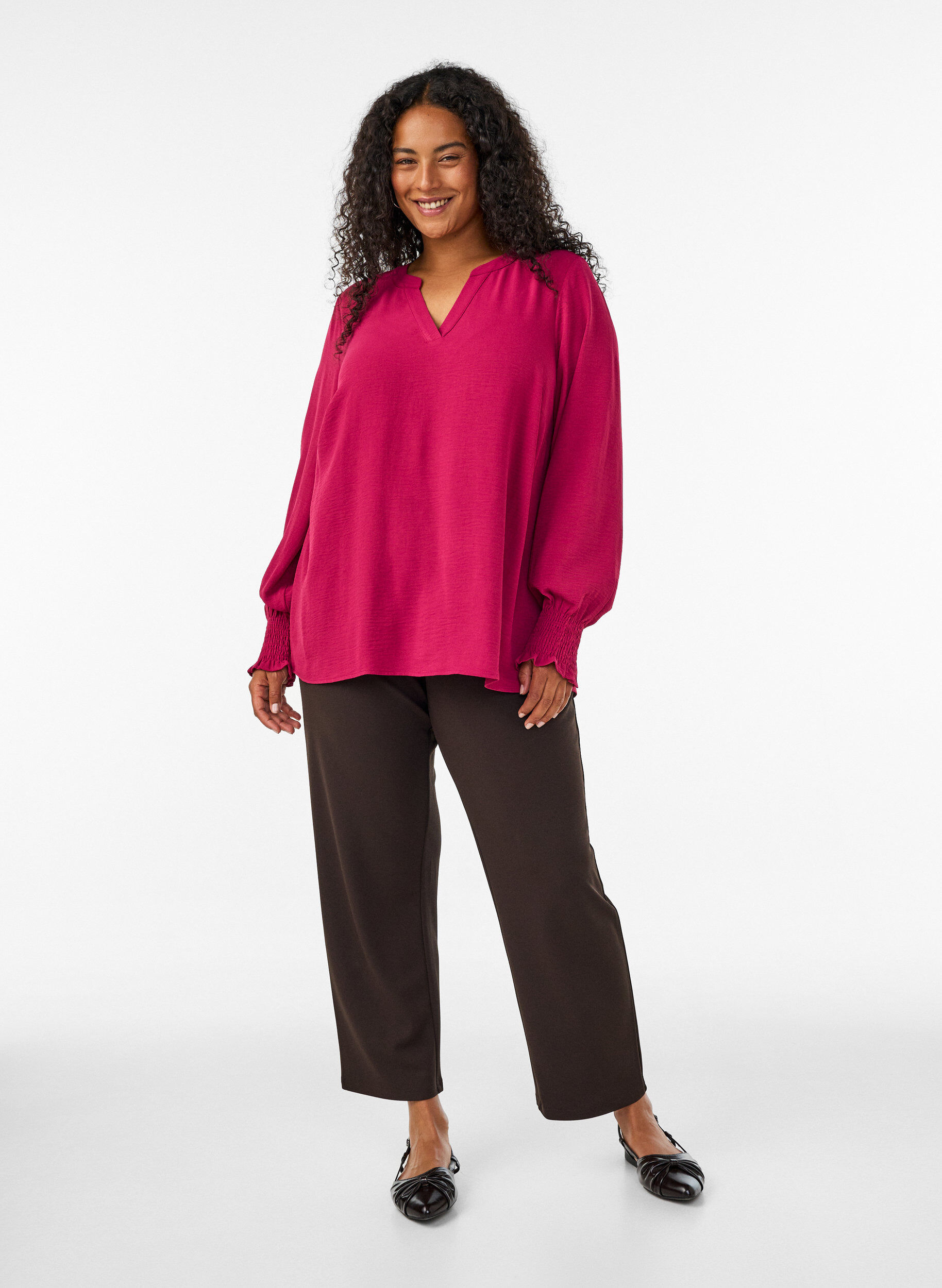 ZizziBlouse avec poignets smock&eacute;s et col en V, Bordeaux, Model image number 1