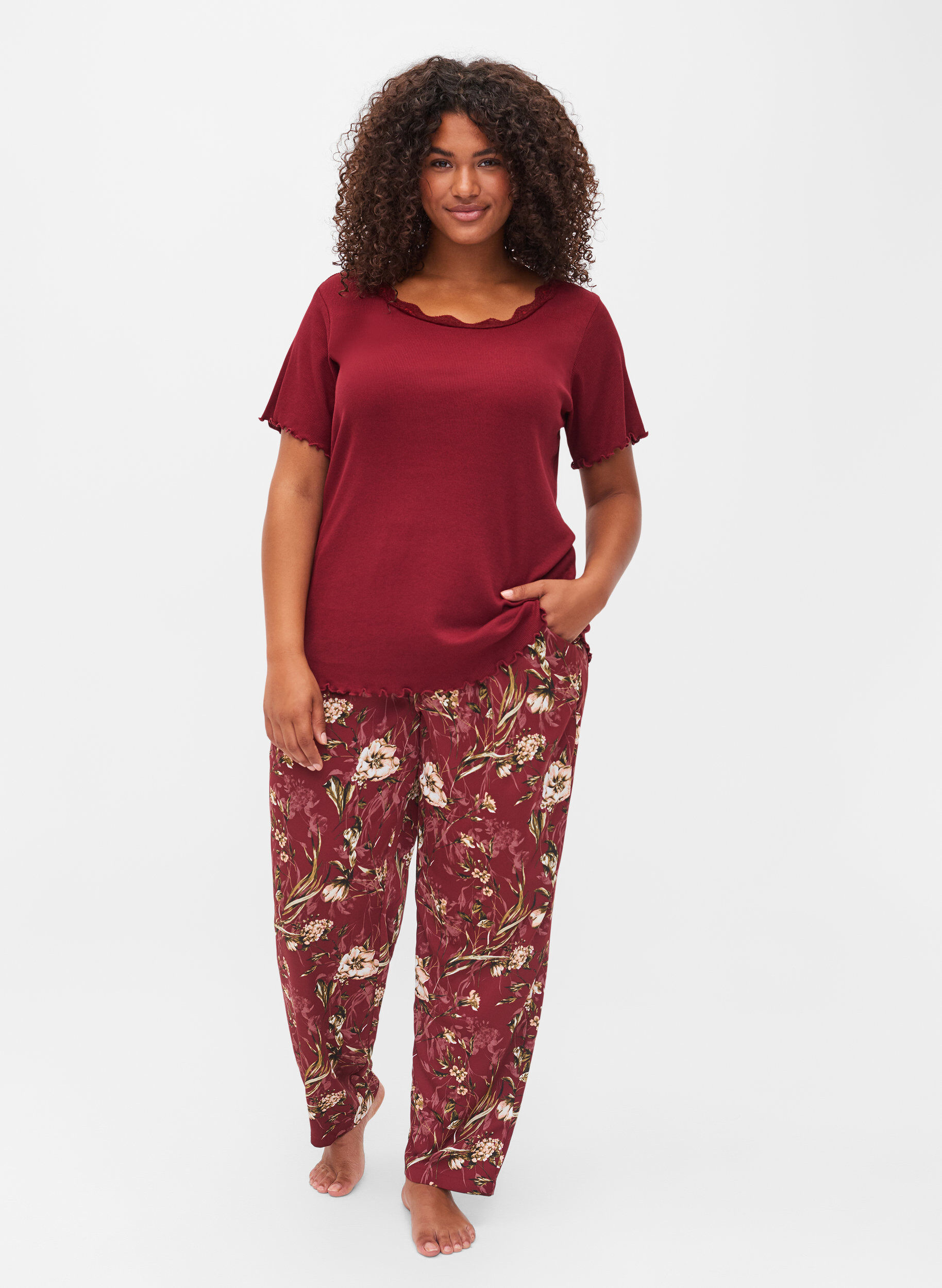 Zizzi Chemise de nuit &agrave; manches courtes avec bordures en dentelle, Cabernet, Model image number 2