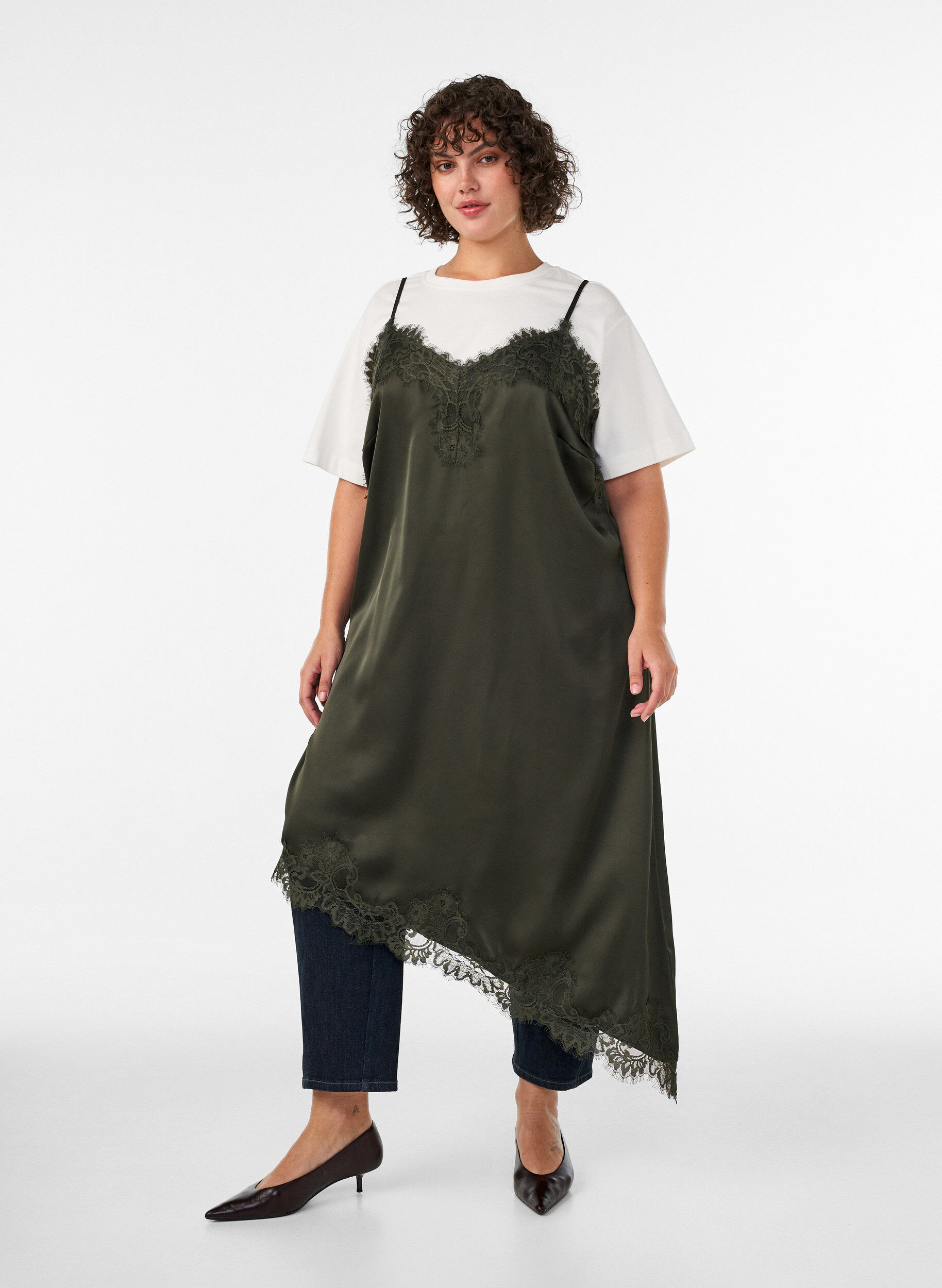 Robe en satin avec dentelle et ourlet asym&eacute;trique, Vert fonc&eacute;, Model