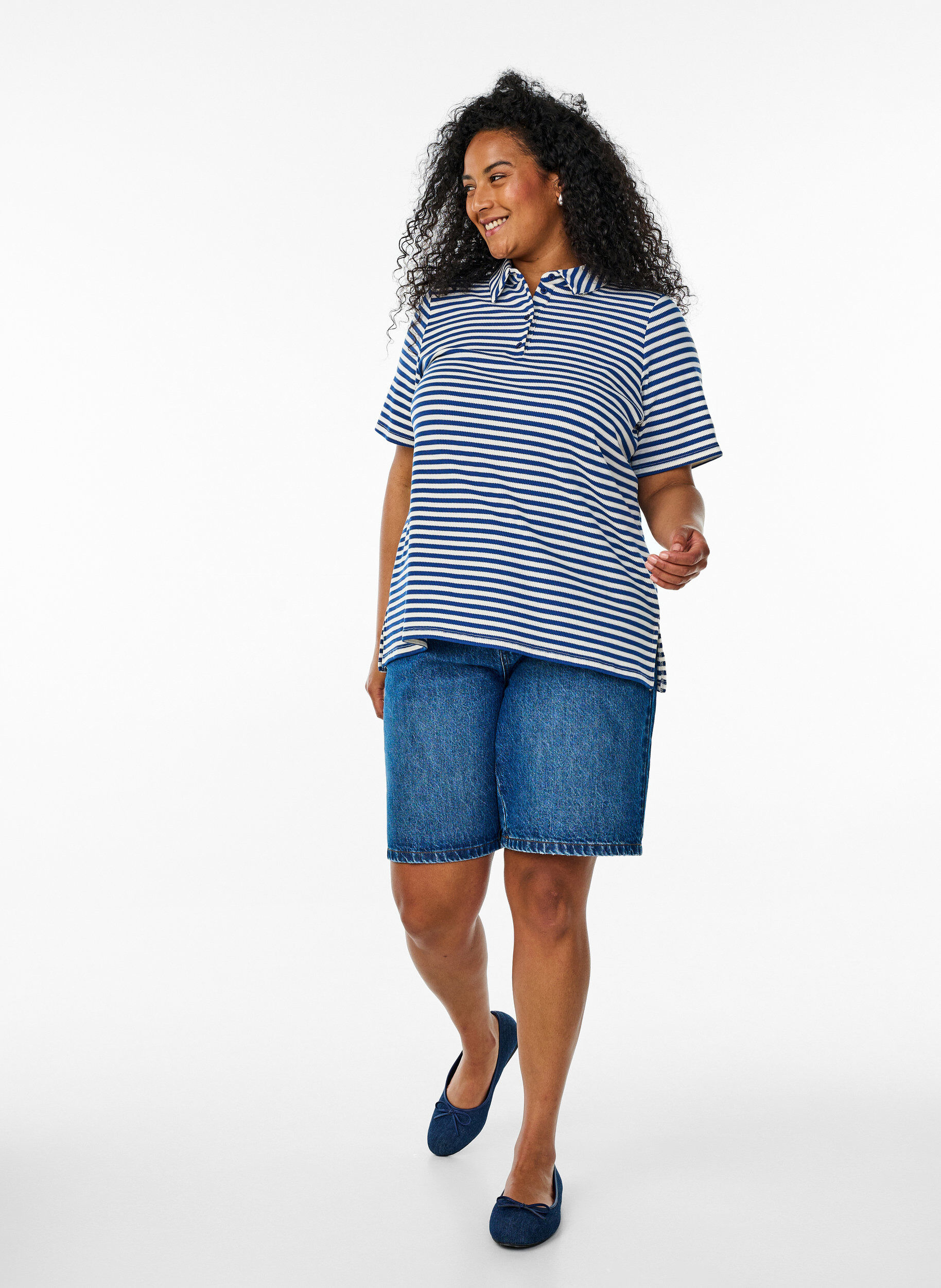 Zizzi Polo &agrave; manches courtes avec des rayures, Bleu, Model image number 1