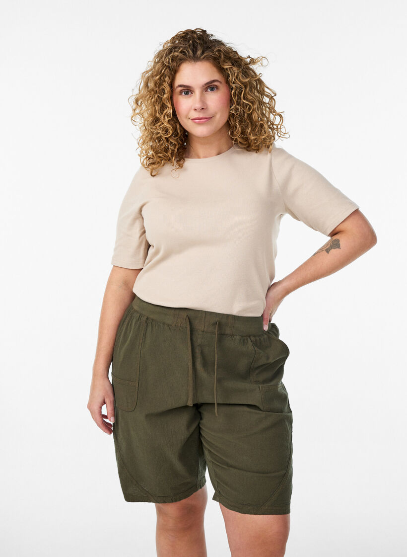 Short en coton ample avec poches, Vert fonc&eacute;, Model image number 0
