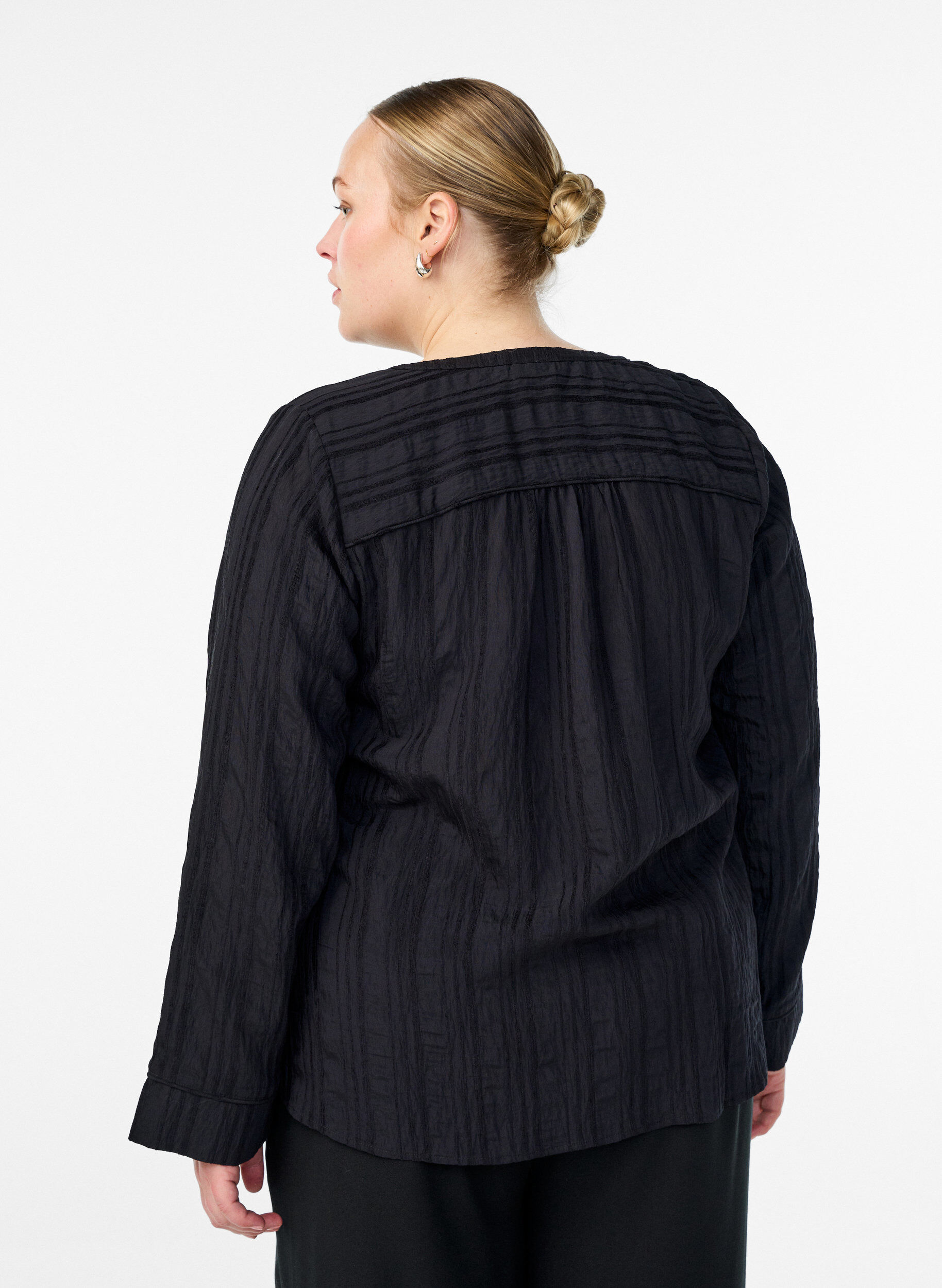 Zizzi Blouse avec texture ton sur ton et boutons, Noir, Model image number 2