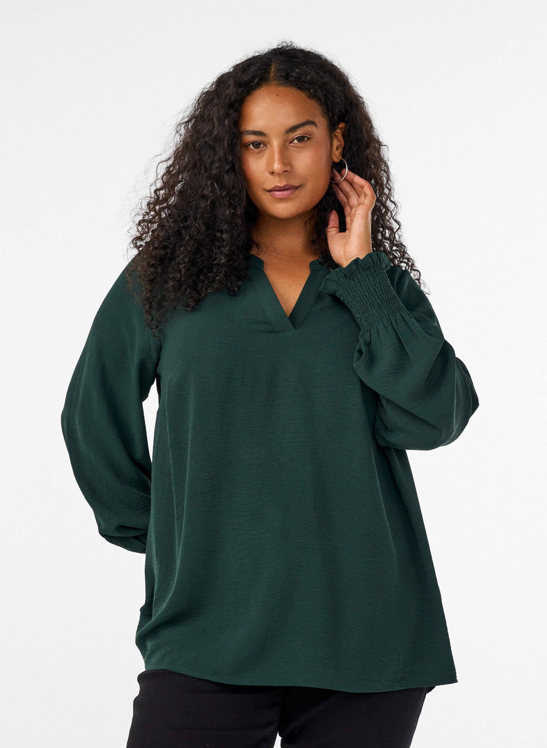 ZizziBlouse avec poignets smock&eacute;s et col en V, Vert fonc&eacute;, Model image number 0