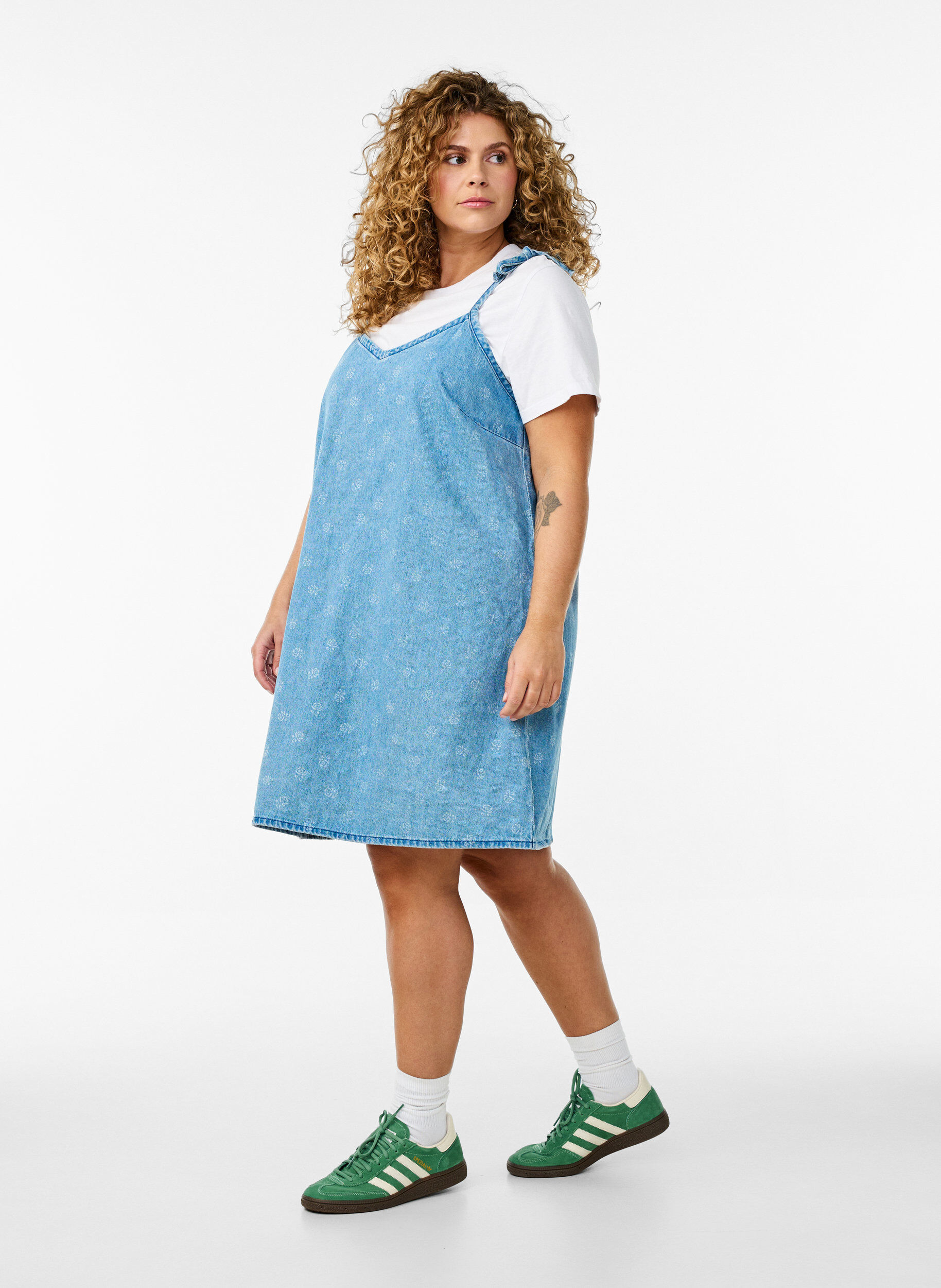 Zizzi Robe courte en denim avec bretelles r&eacute;glables, LBD w. Flower, Model image number 3