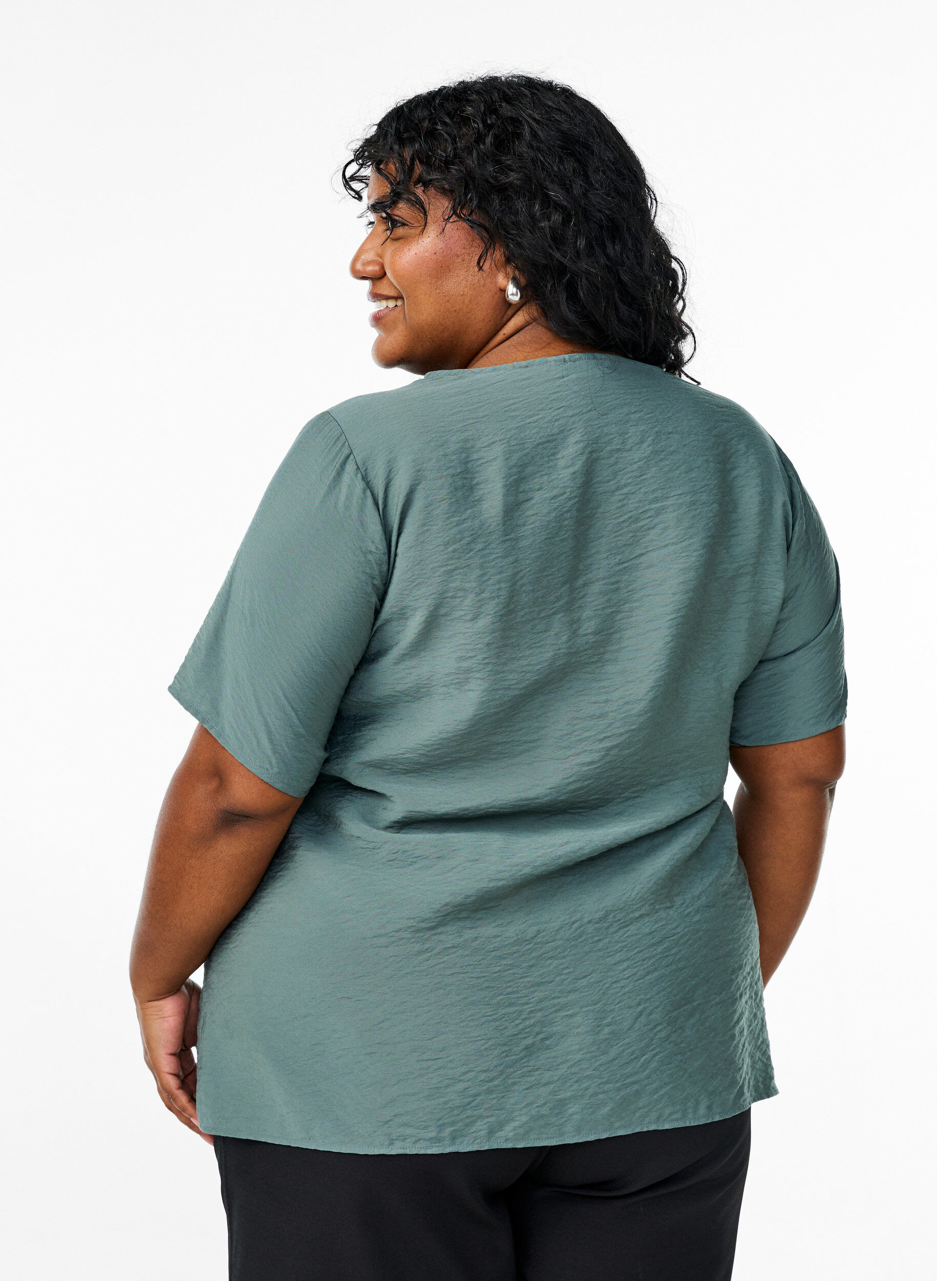 Zizzi Chemisier en viscose &agrave; manches courtes avec bordure en dentelle, Vert fonc&eacute;, Model image number 2