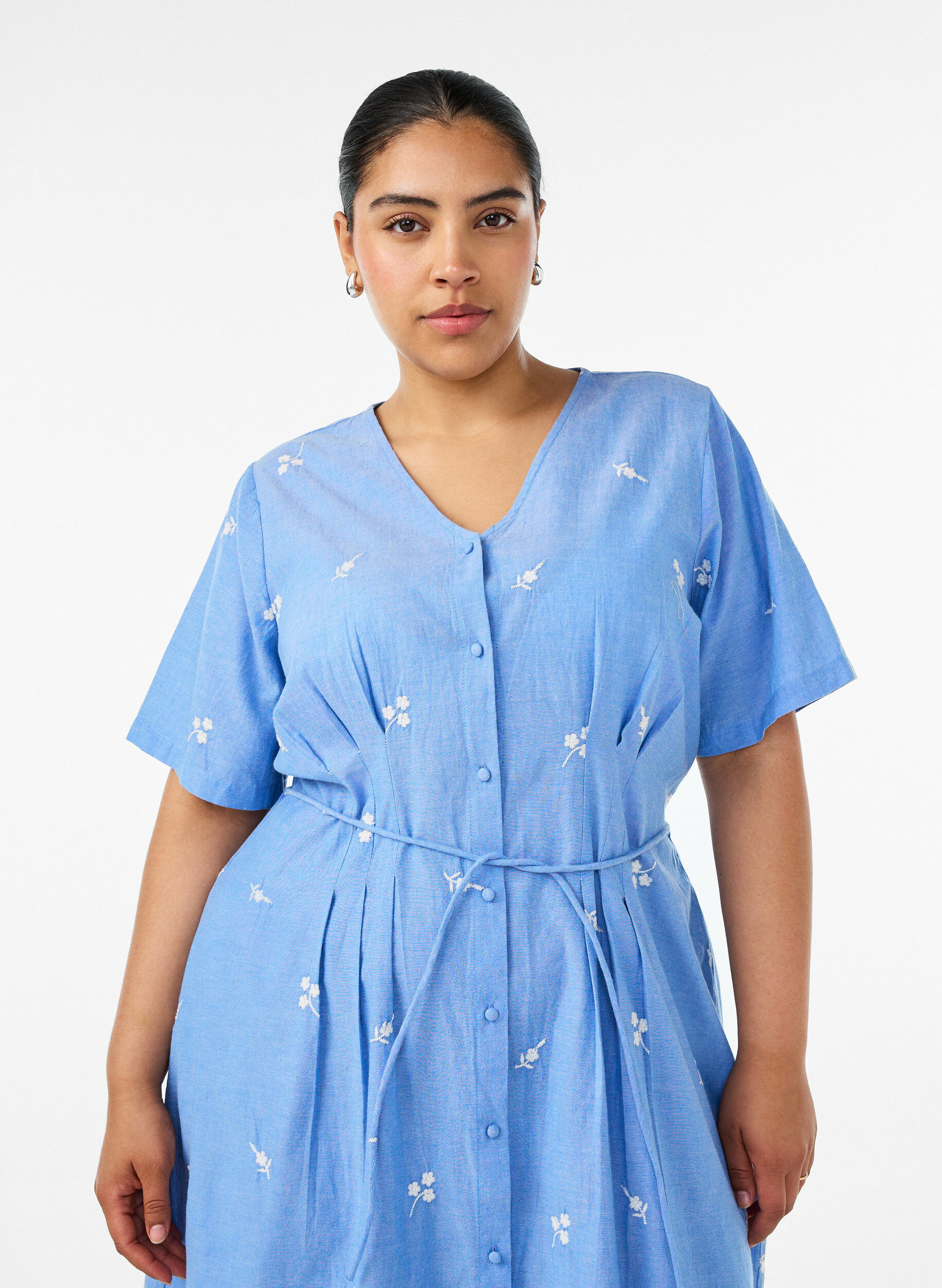 ZizziRobe chemise en coton avec des fleurs brod&eacute;es, Bleu Clair, Model image number 2