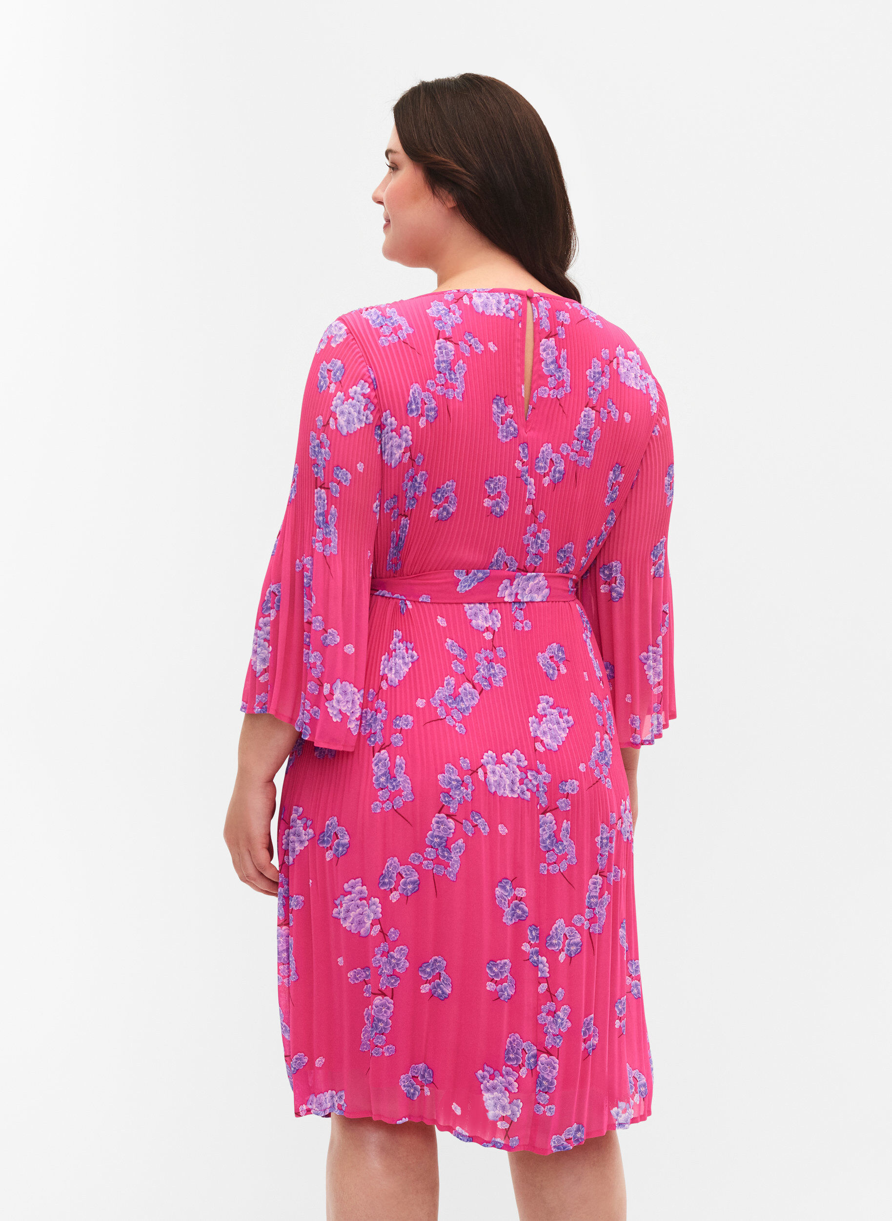 Zizzi Robe pliss&eacute;e imprim&eacute;e avec lien &agrave; nouer, Beetroot Purple AOP, Model image number 1
