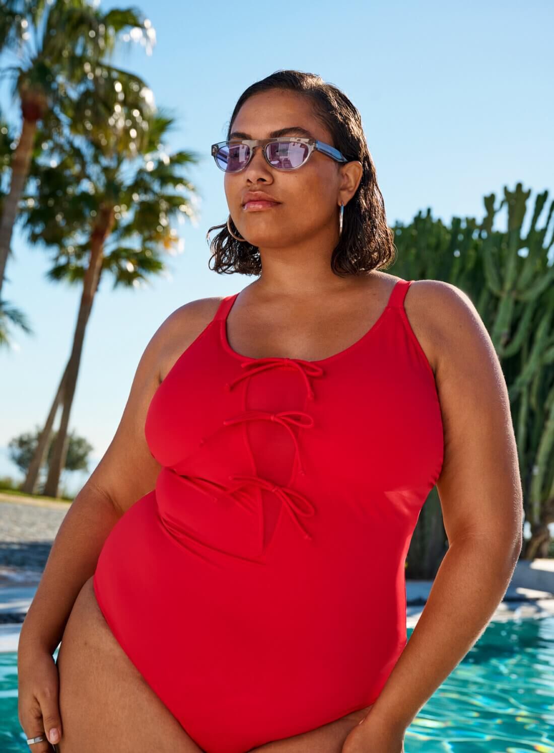 Maillot de bain rouge avec n&oelig;uds, , Model