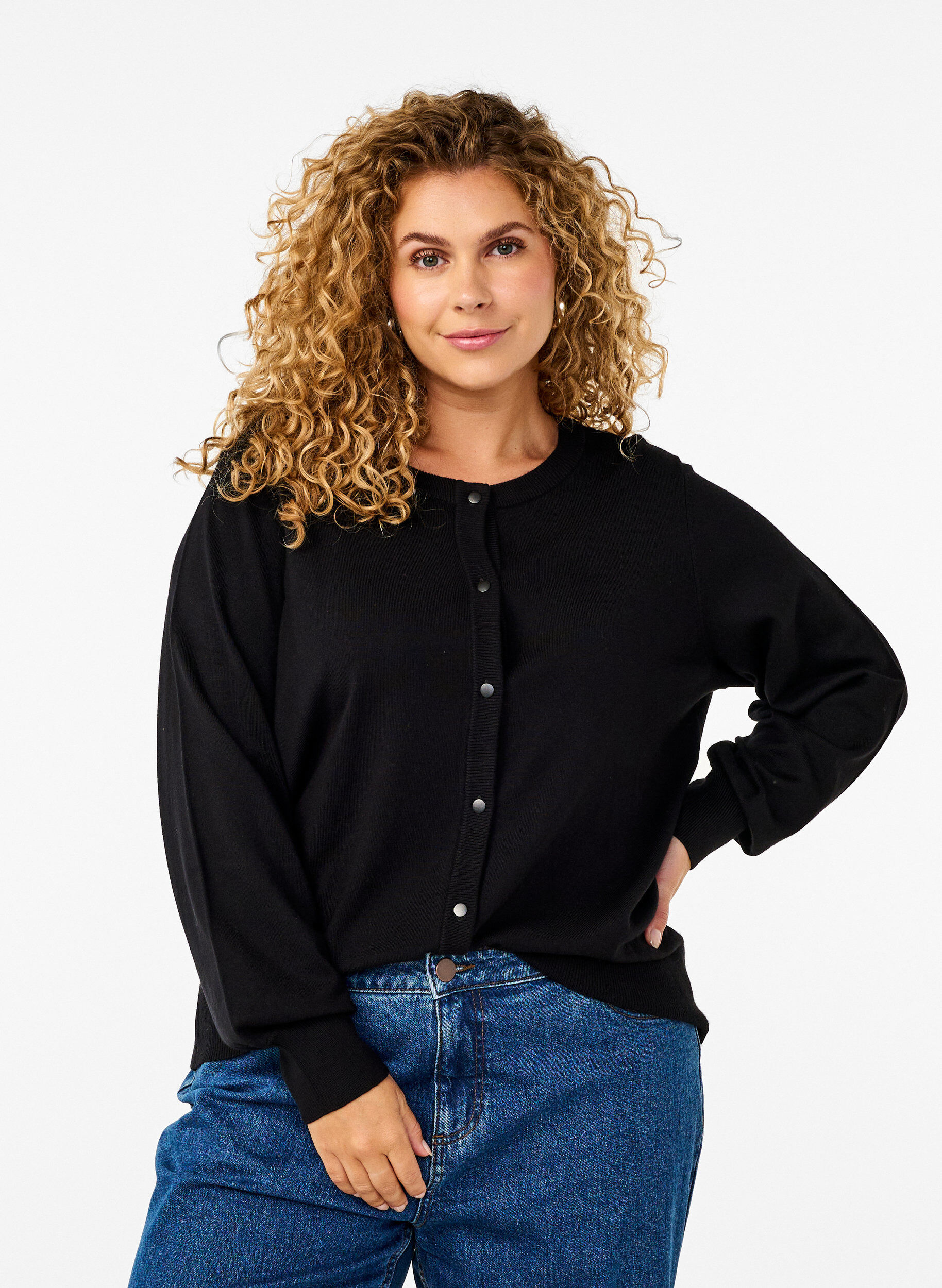 Cardigan en tricot avec col rond et boutons, Noir, Model
