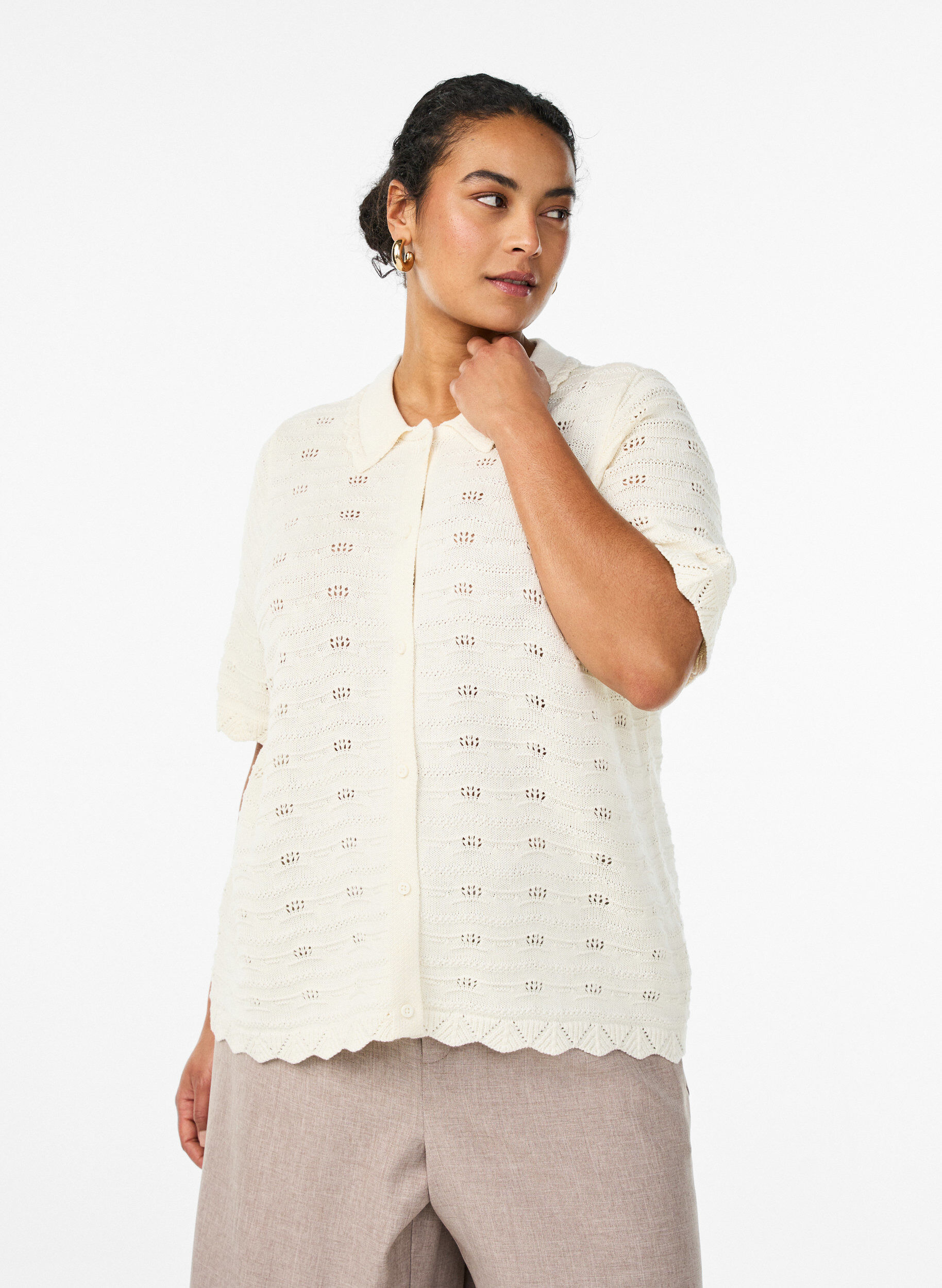 Cardigan en maille &agrave; manches courtes avec col polo et broderie ajour&eacute;e, Vanille, Model