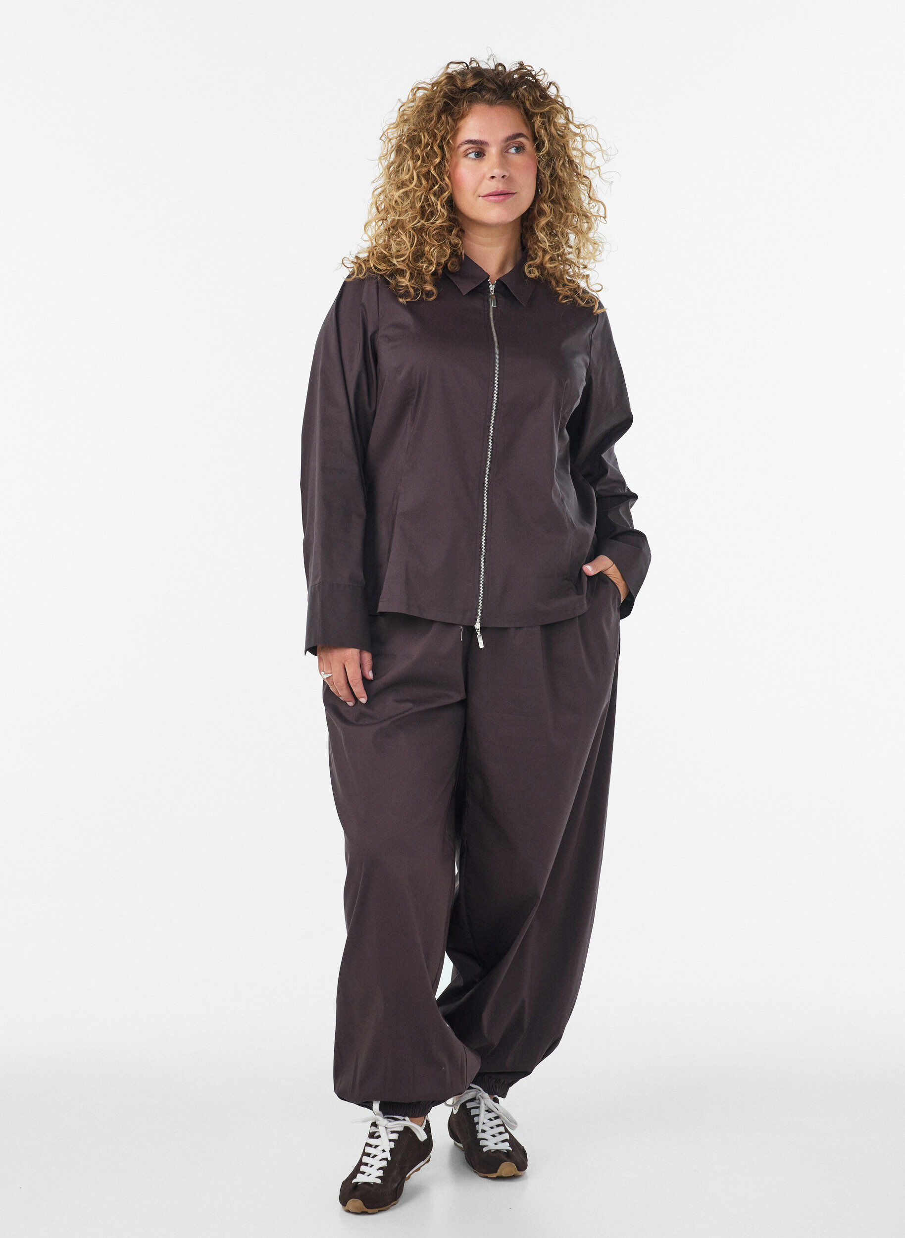 ZizziChemise courte avec un zip &agrave; double curseur, Marron, Model image number 1