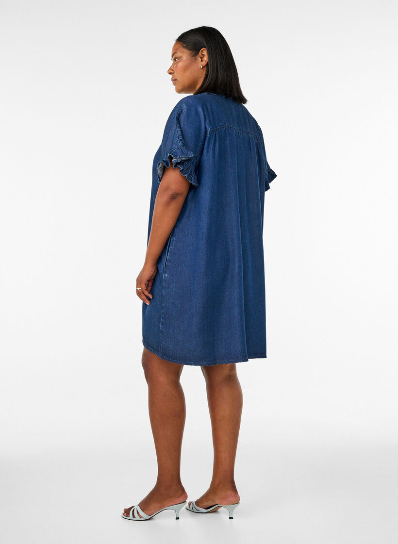 Robe aspect denim avec fermeture boutonn&eacute;e et manches &agrave; volants, Bleu, Model image number 2