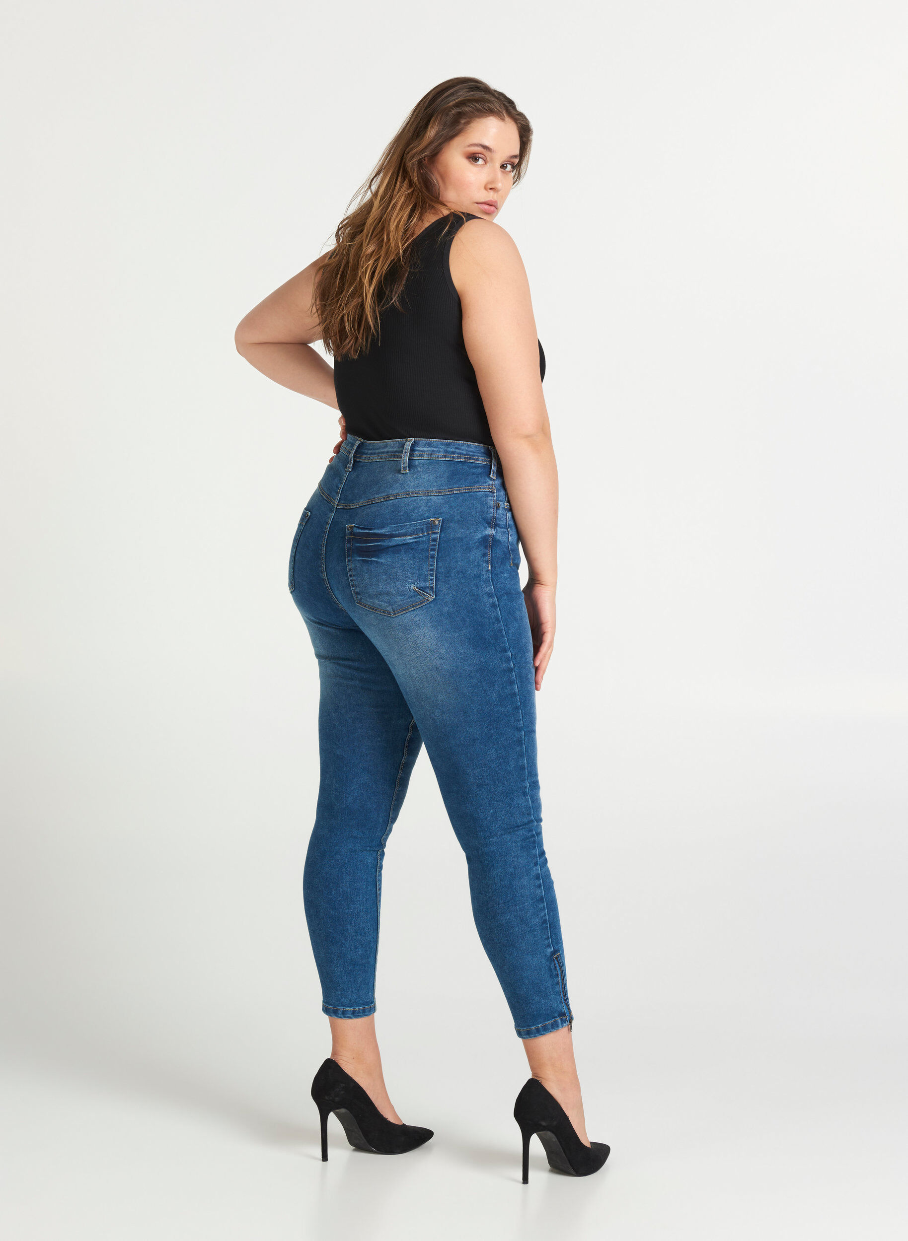 Zizzi Jean crop Amy avec d&eacute;tails zipp&eacute;s, Bleu, Model image number 2