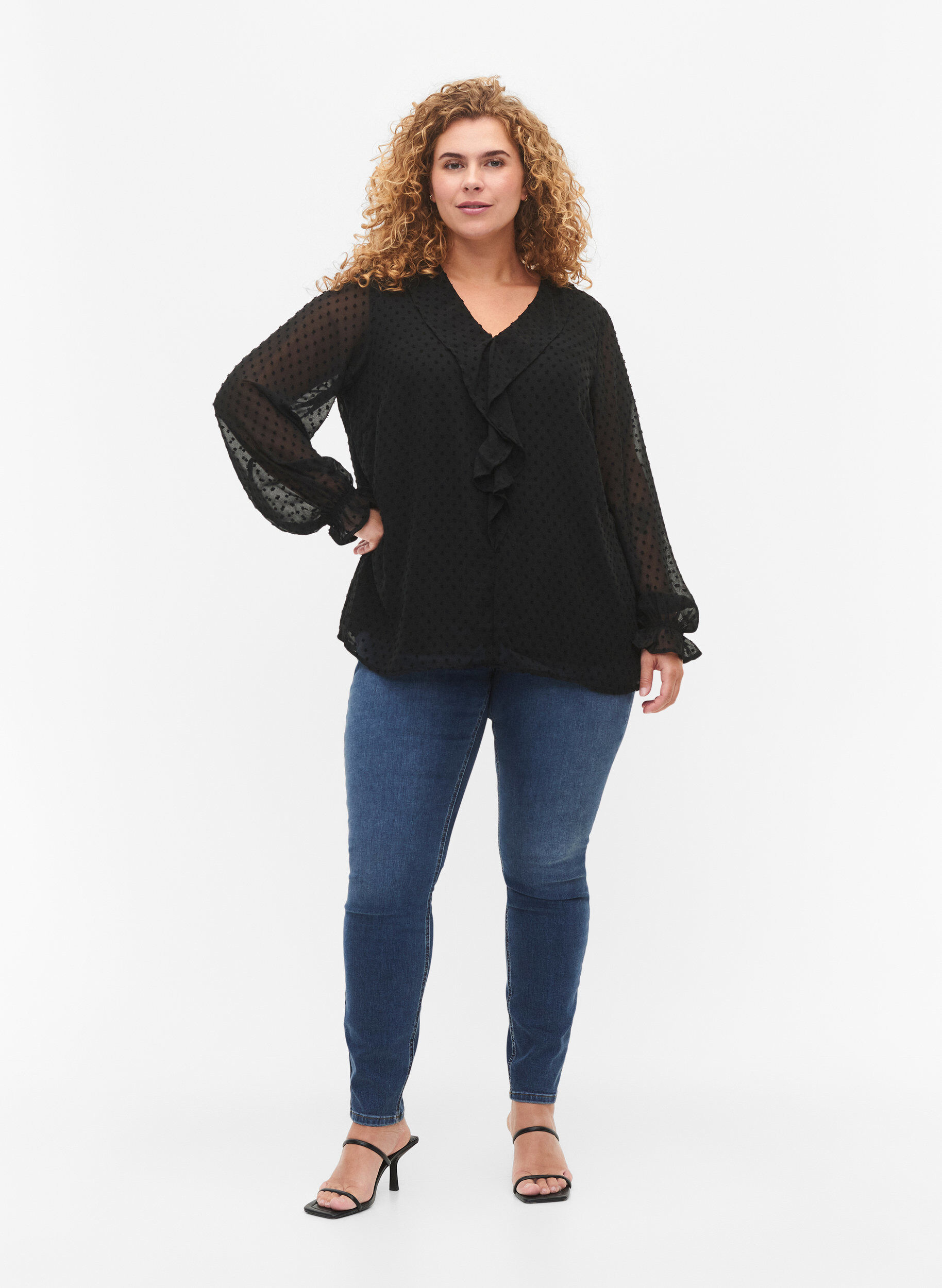 Zizzi Blouse avec volants et texture en pointill&eacute;s, Black, Model image number 2