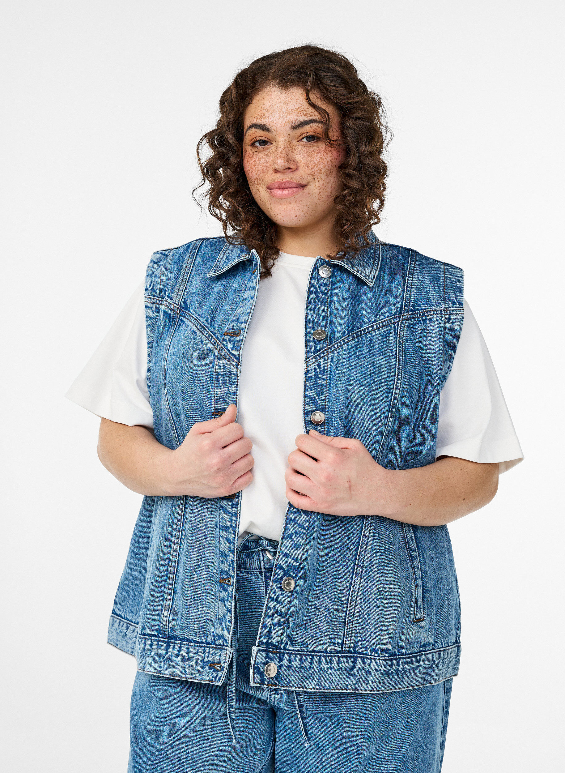 Zizzi Veste en jean avec manches amovibles, Bleu Clair, Model image number 3