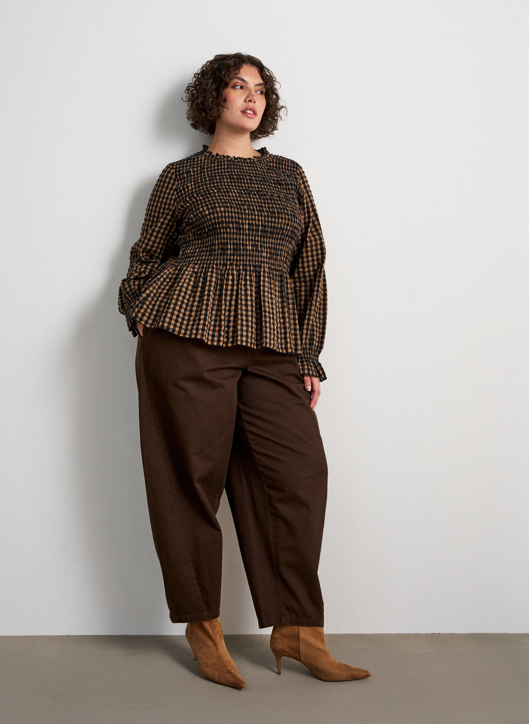 ZizziBlouse &agrave; carreaux avec smocks et basque, Marron, Model image number 1