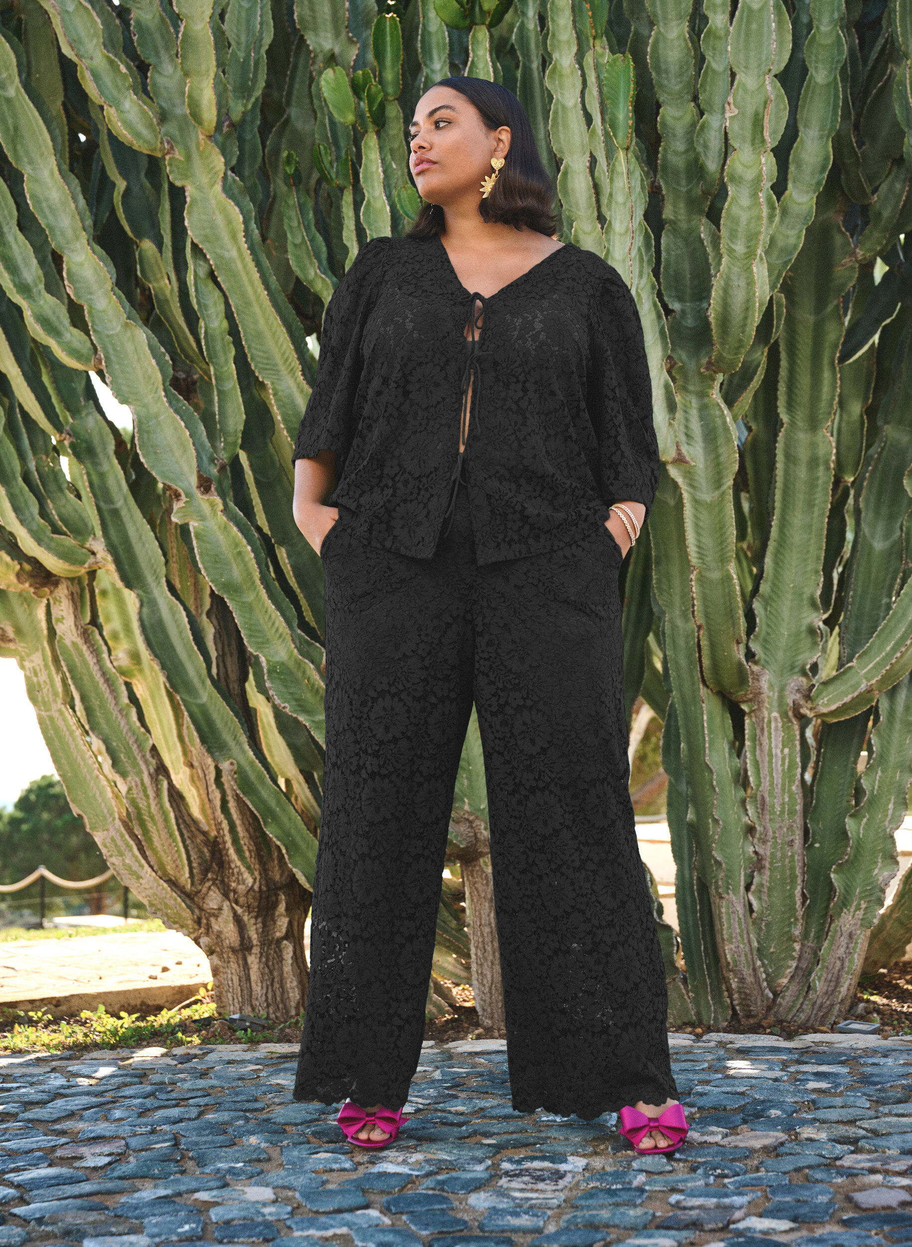 Zizzi Chemisier en dentelle &agrave; manches 3/4 et n&oelig;uds sur le devant, Noir, Image image number 0