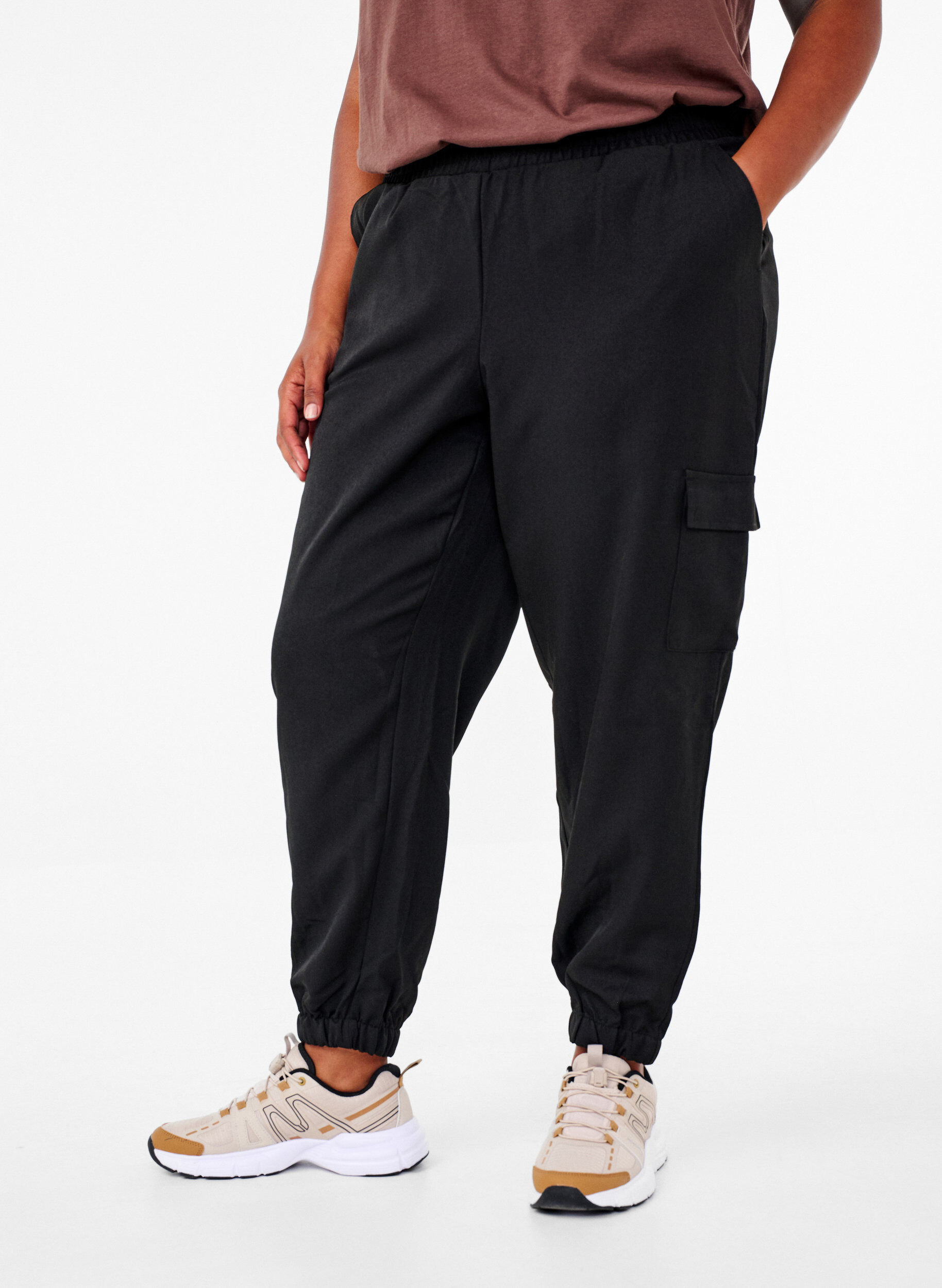 Zizzi Pantalon avec poches cargo et taille &eacute;lastiqu&eacute;e, Noir, Model image number 2