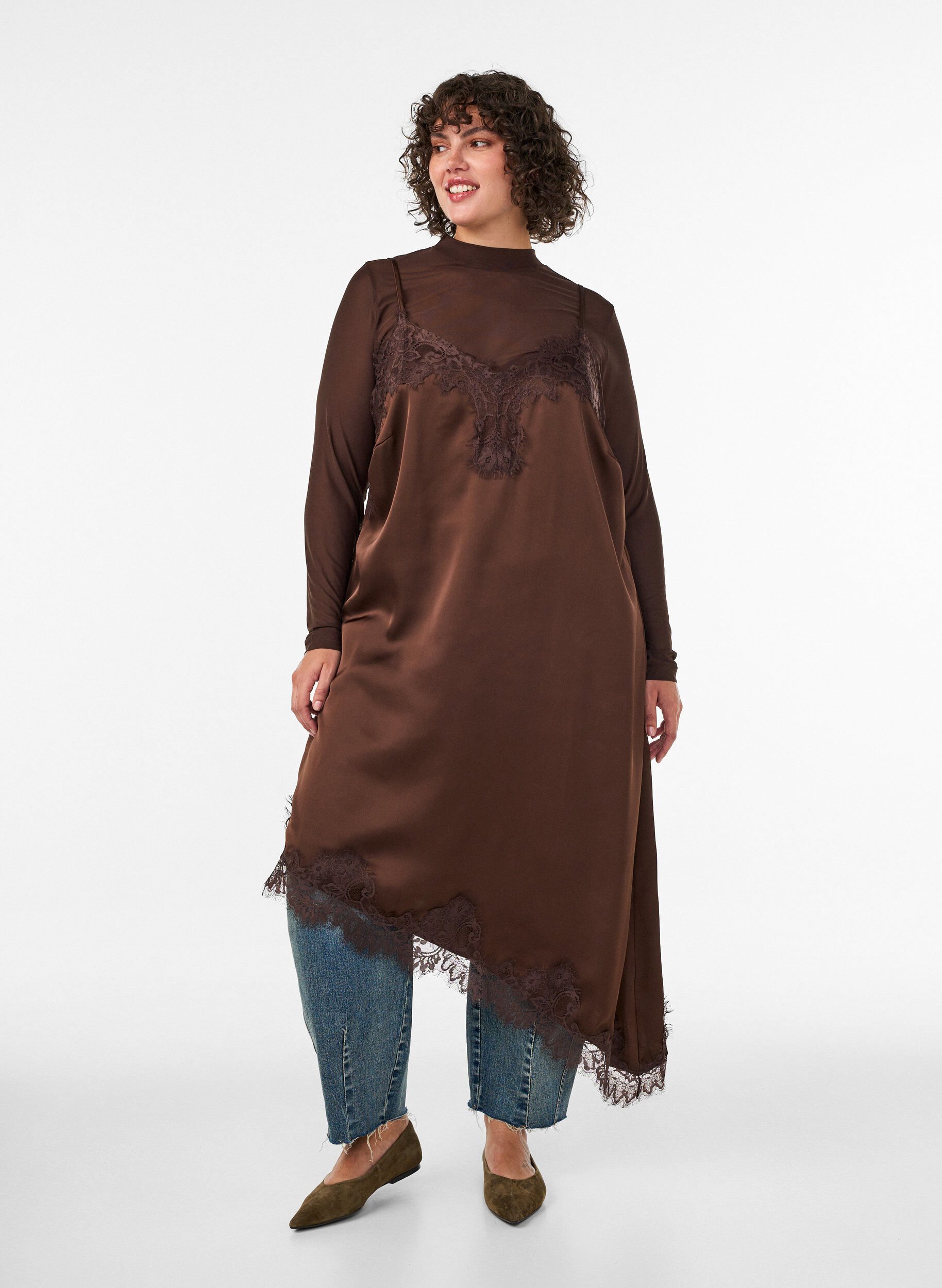 Robe en satin avec dentelle et ourlet asym&eacute;trique, Marron, Model