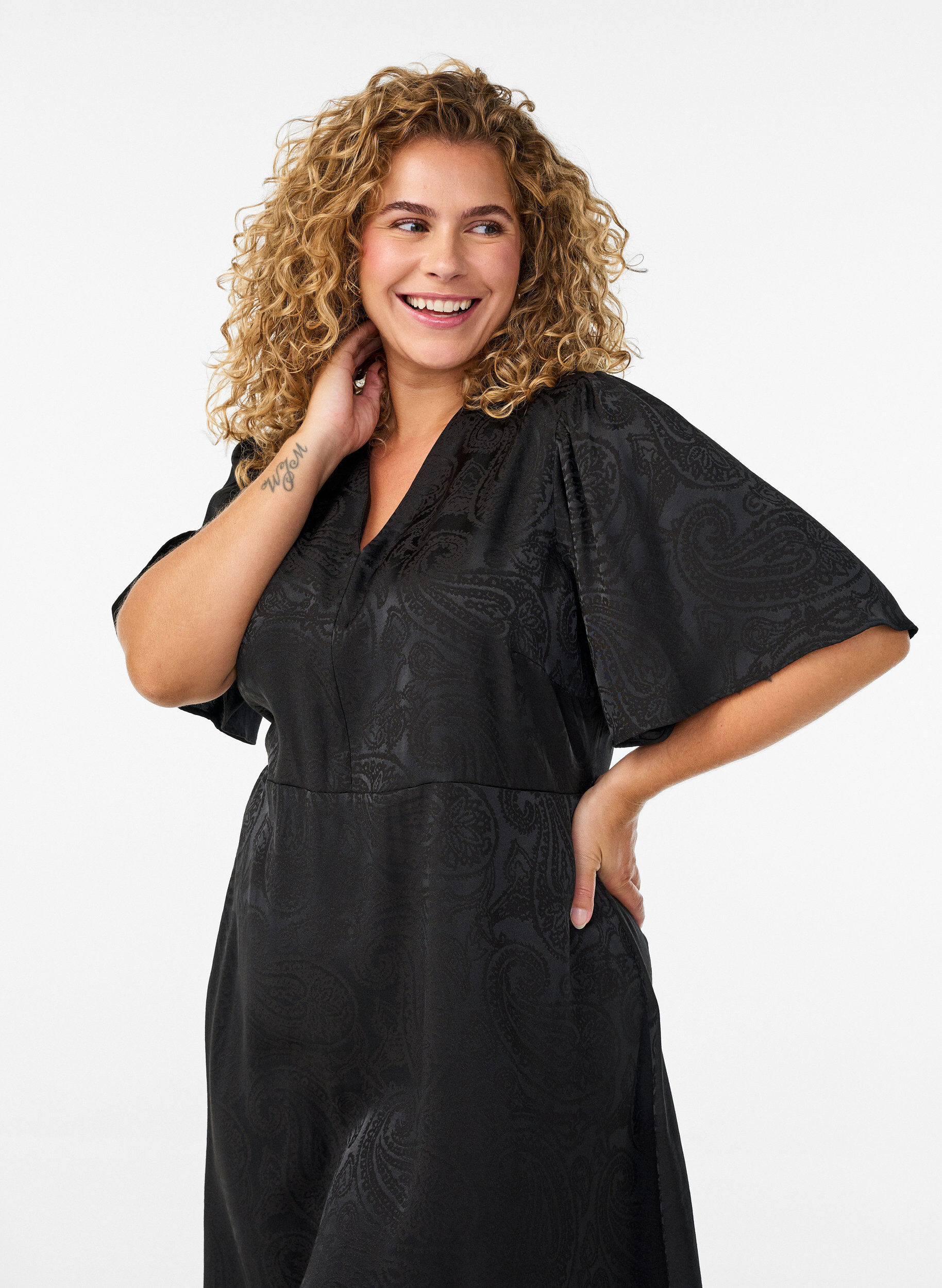 ZizziRobe midi en jacquard &agrave; motif cachemire et manches papillon, Noir, Model image number 2