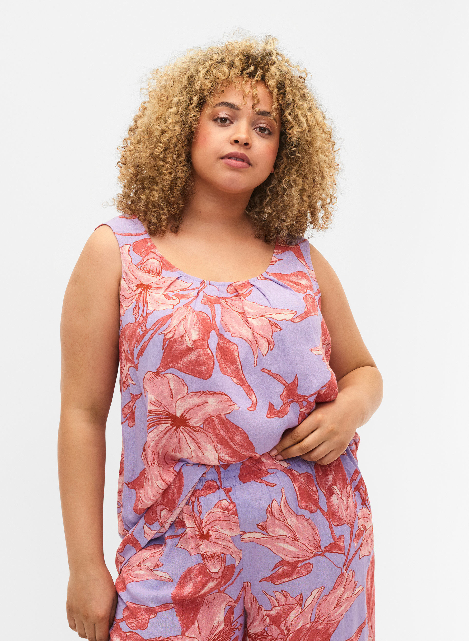 Zizzi Top sans manches en viscose, Lavender Flower, Model image number 0