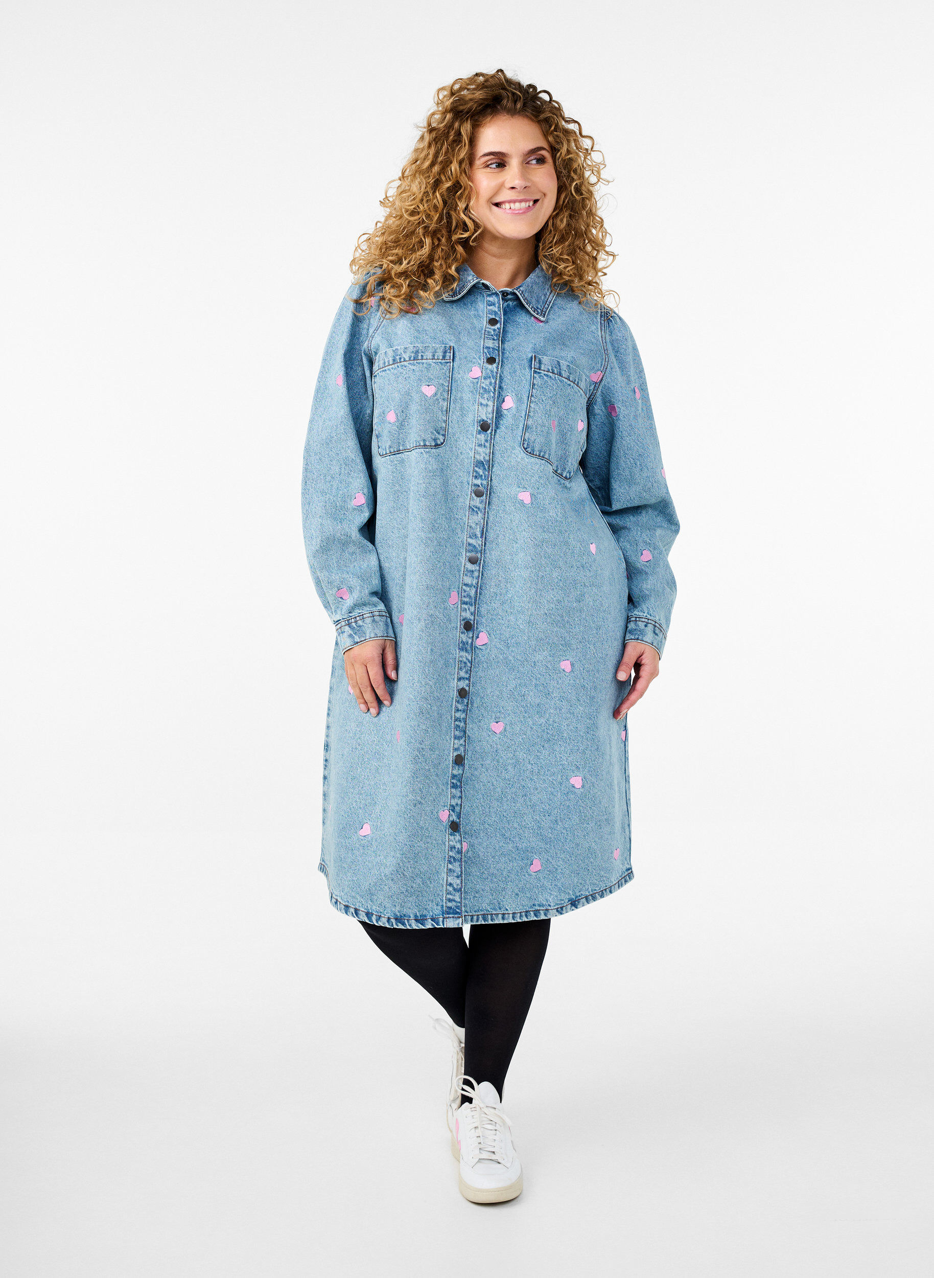 Zizzi Robe en jean avec imprim&eacute; cerises et poches poitrine, Bleu Clair, Model image number 0