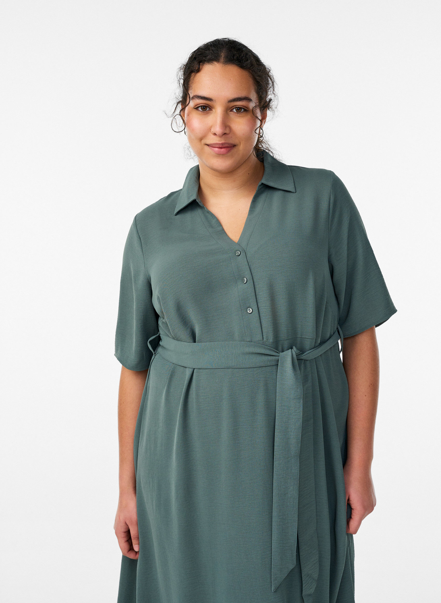 Zizzi Robe chemise midi avec ceinture &agrave; nouer, Vert fonc&eacute;, Model image number 2