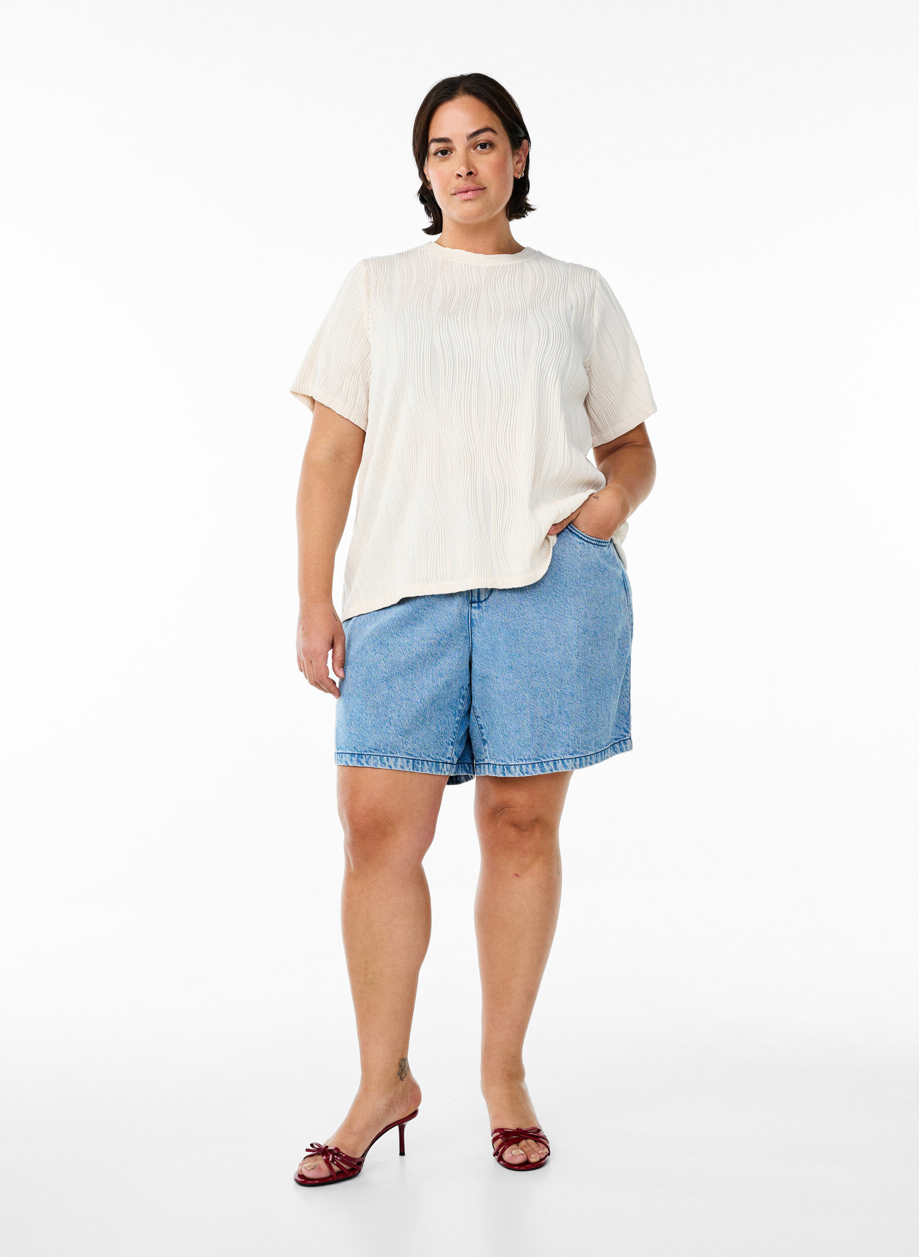 Zizzi Chemisier &agrave; manches courtes et &agrave; texture ondul&eacute;e, Beige, Model image number 1