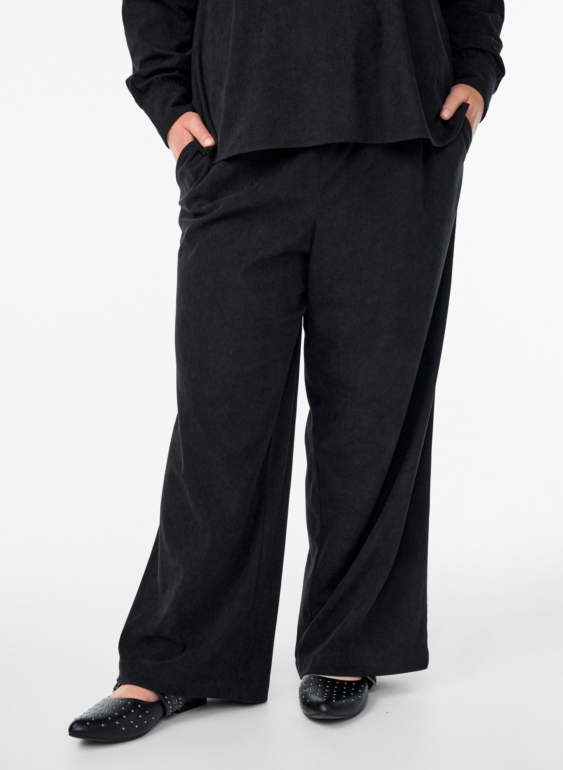 Zizzi Pantalon ample en velours, Noir, Model image number 3