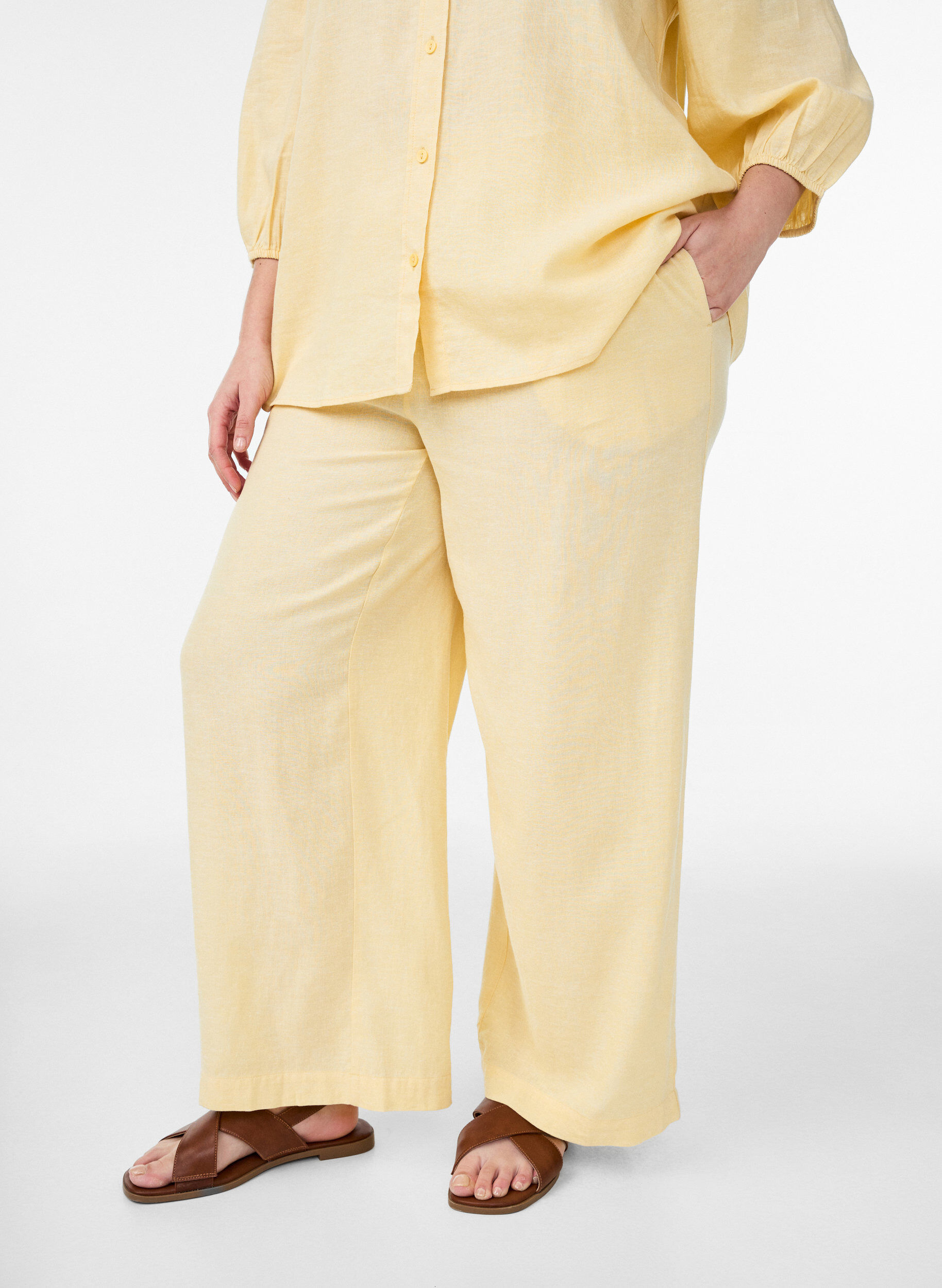 Zizzi Pantalon large en lin et viscose, Jaune clair, Model image number 2
